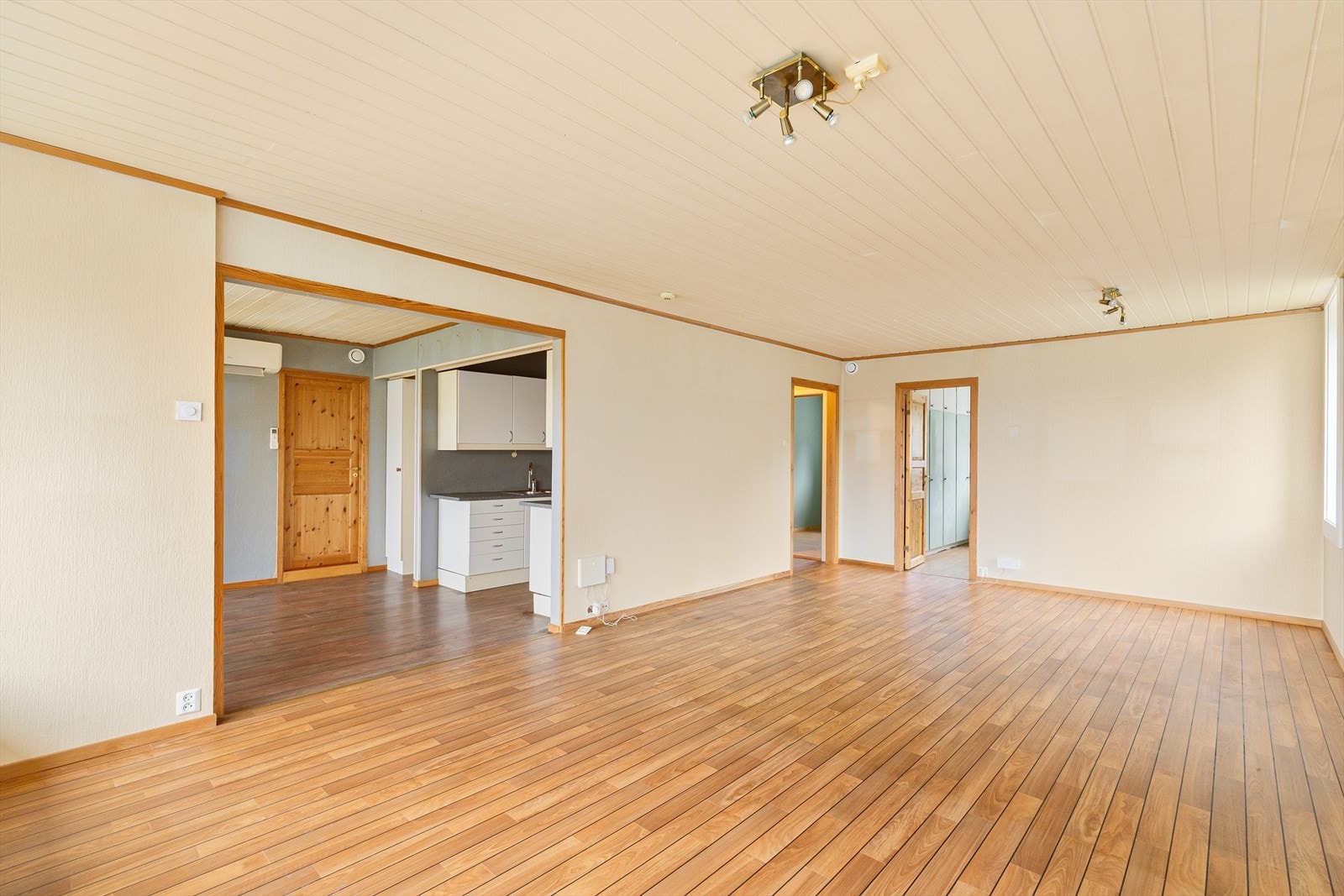 Kjøkkenet er naturlig tilbaketrukket fra stuen. Galleribilde