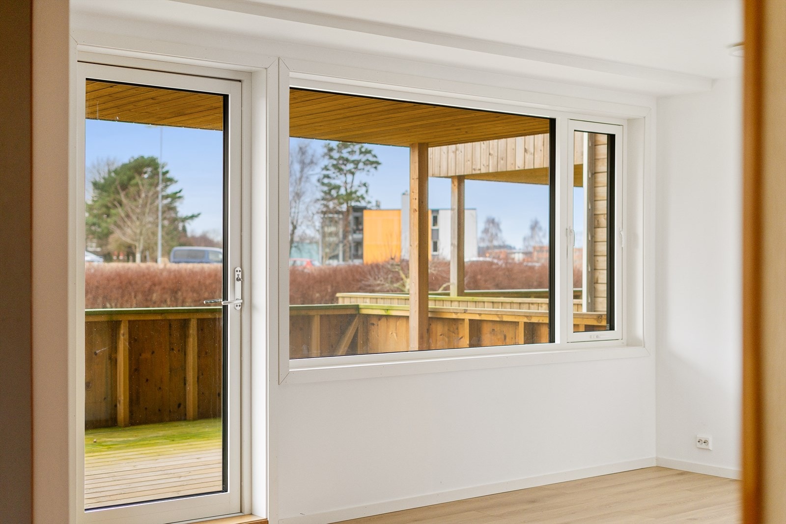 Fra stue og kjøkken har du direkte tilkomst til en stor terrasse. Galleribilde