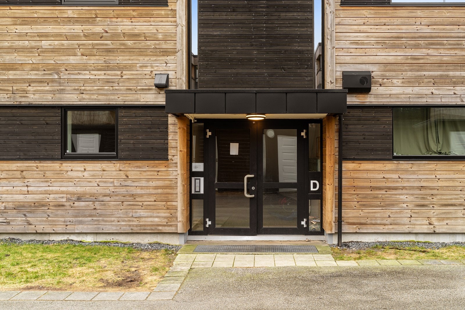 Inngangsparti med ringetablå for å ønske gjester velkommen inn. Galleribilde