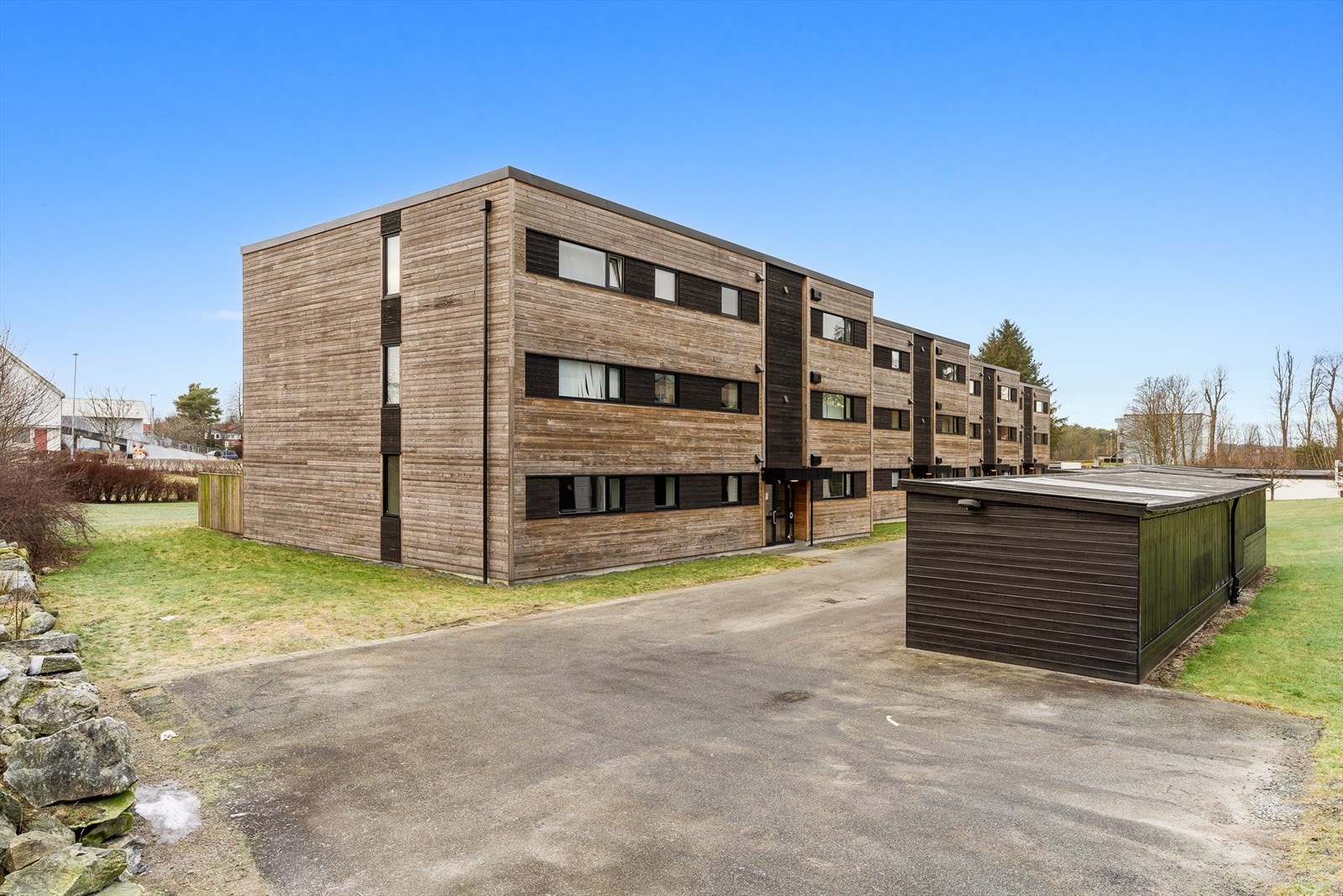 Borettslaget har nylig fullført viktige oppgraderinger, inkludert nyrenovert fasade, utvidelse av stueområde, nye vinduer og forbedringer av drenering, som sikrer bedre Galleribilde