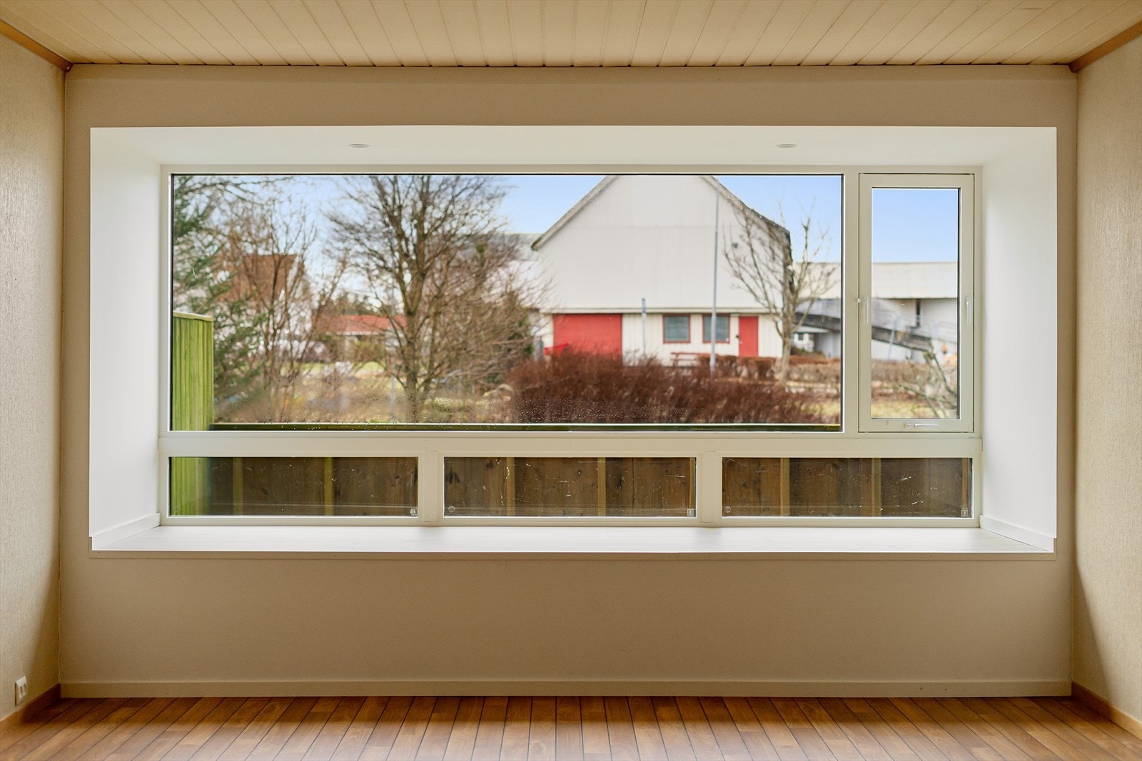 Stuen har store vindusflater som slipper inn rikelig med naturlig lys. Galleribilde