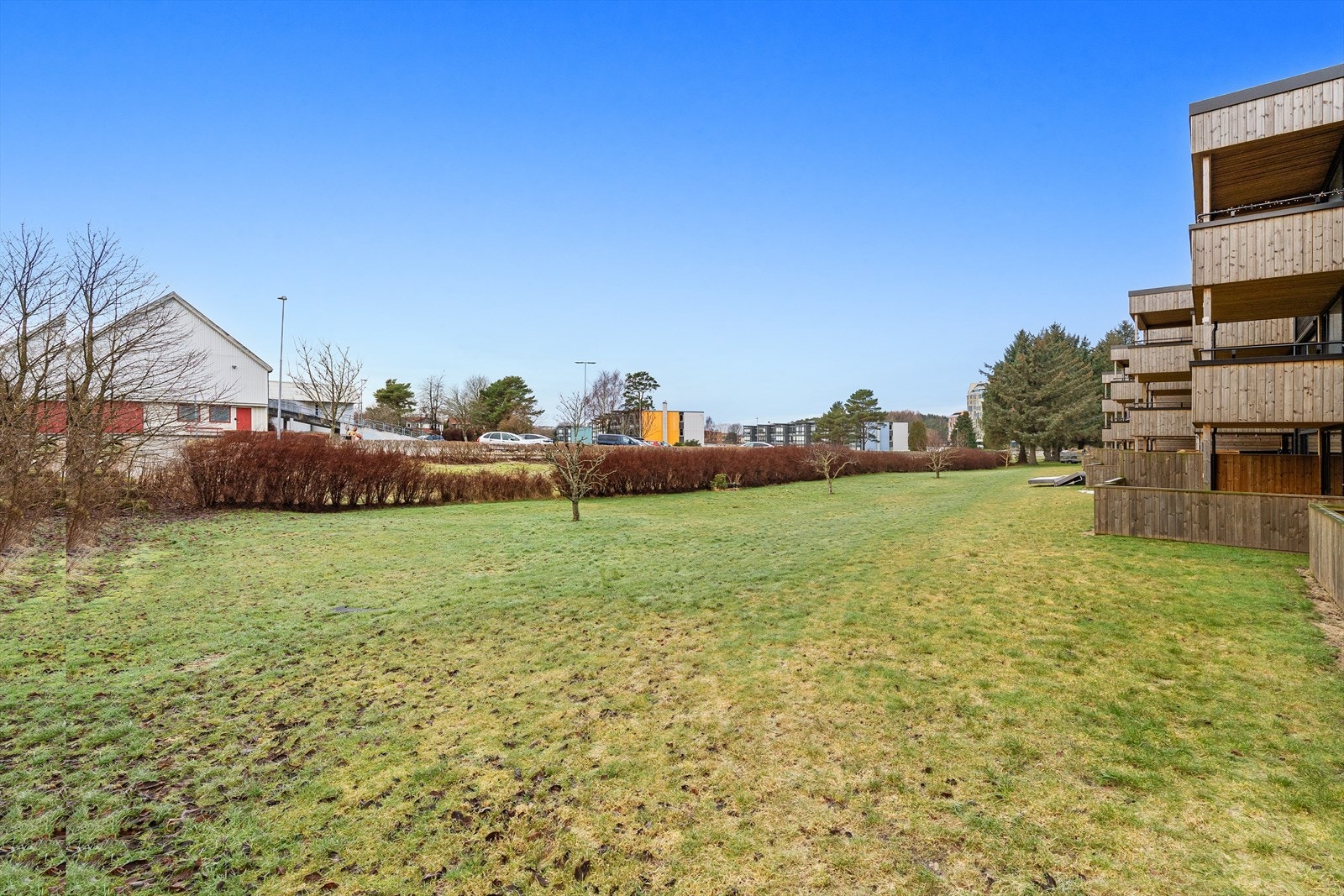 Borettslaget har nylig fullført viktige oppgraderinger, inkludert nyrenovert fasade, utvidelse av stueområde, nye vinduer og forbedringer av drenering, som sikrer bedre Galleribilde