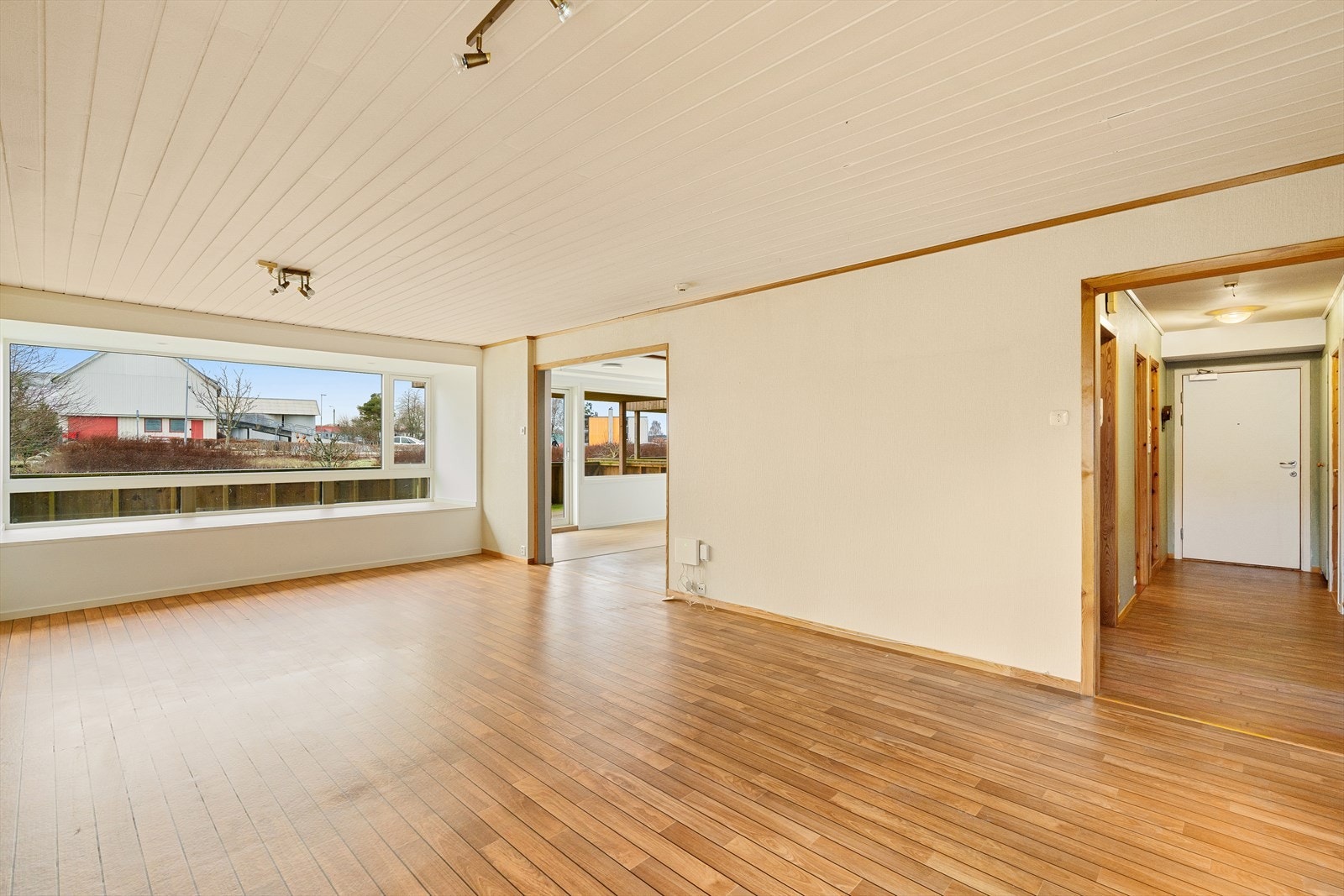 Lys og romslig stue med laminat på gulv. Galleribilde