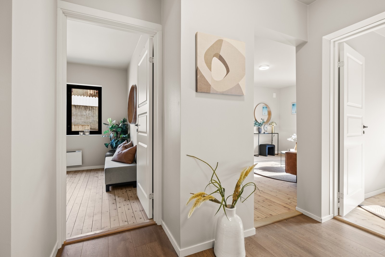 Gang som binder leilighetens rom sammen på en praktisk måte. Galleribilde