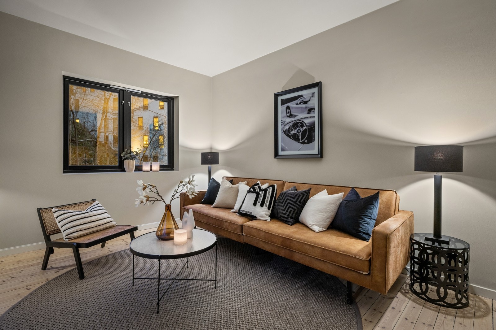 Stue med store vindusflater som slipper inn rikelig med naturlig lys. Galleribilde