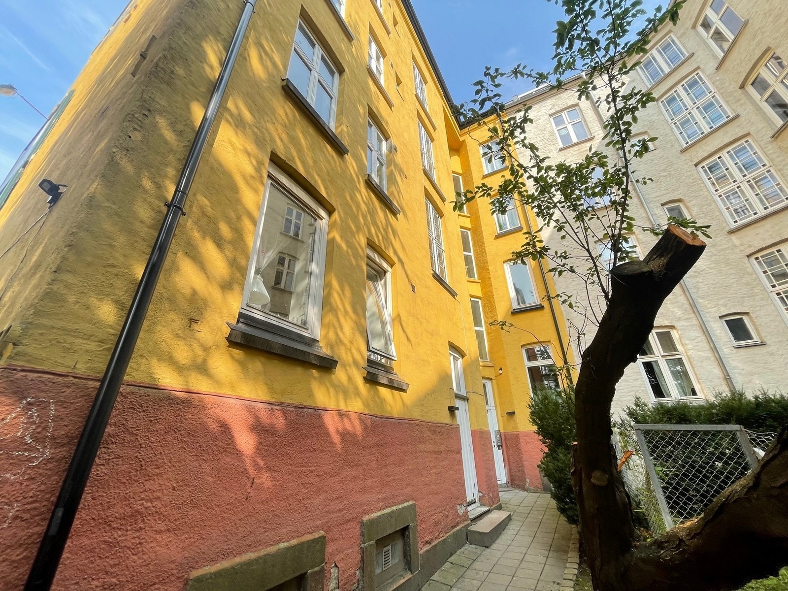 Inngang fra bakgård. Galleribilde