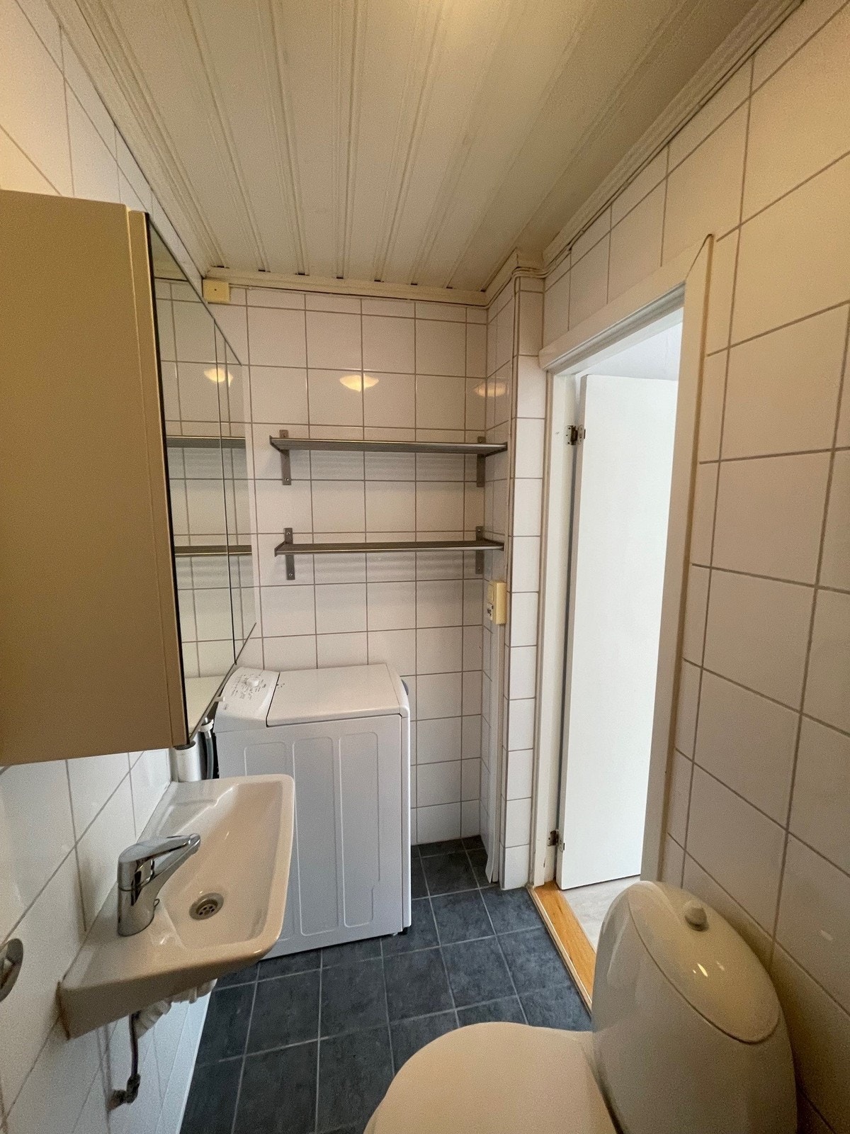 Bad med vaskemaskin. Galleribilde