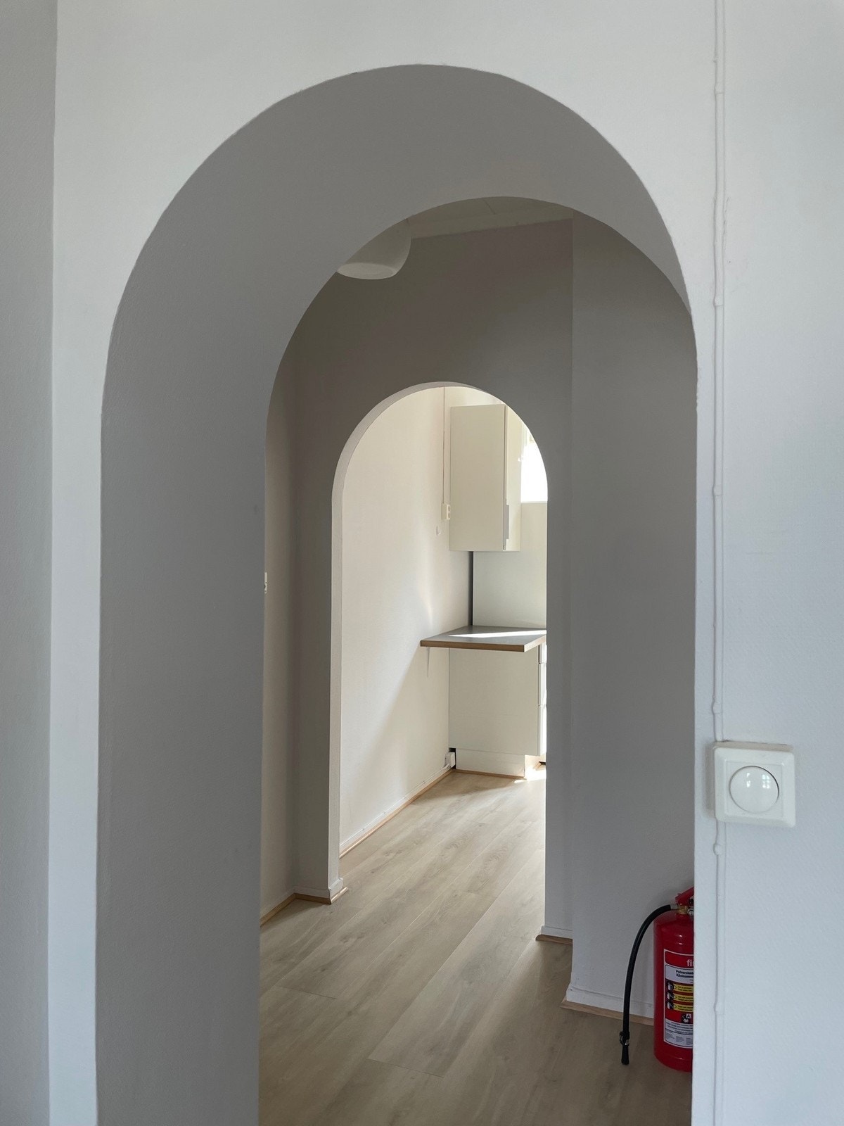 Entré sett fra stue mot kjøkken. Flott lysspill i rommene. Galleribilde