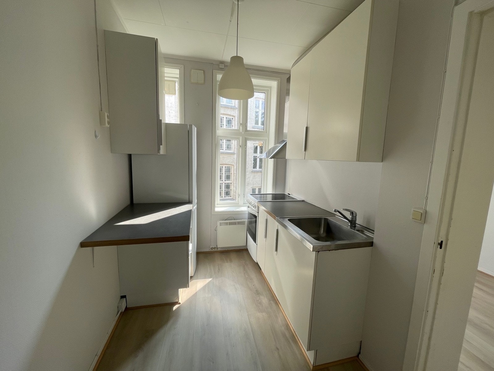 Kjøkken med komfyr og kombiskap. Galleribilde