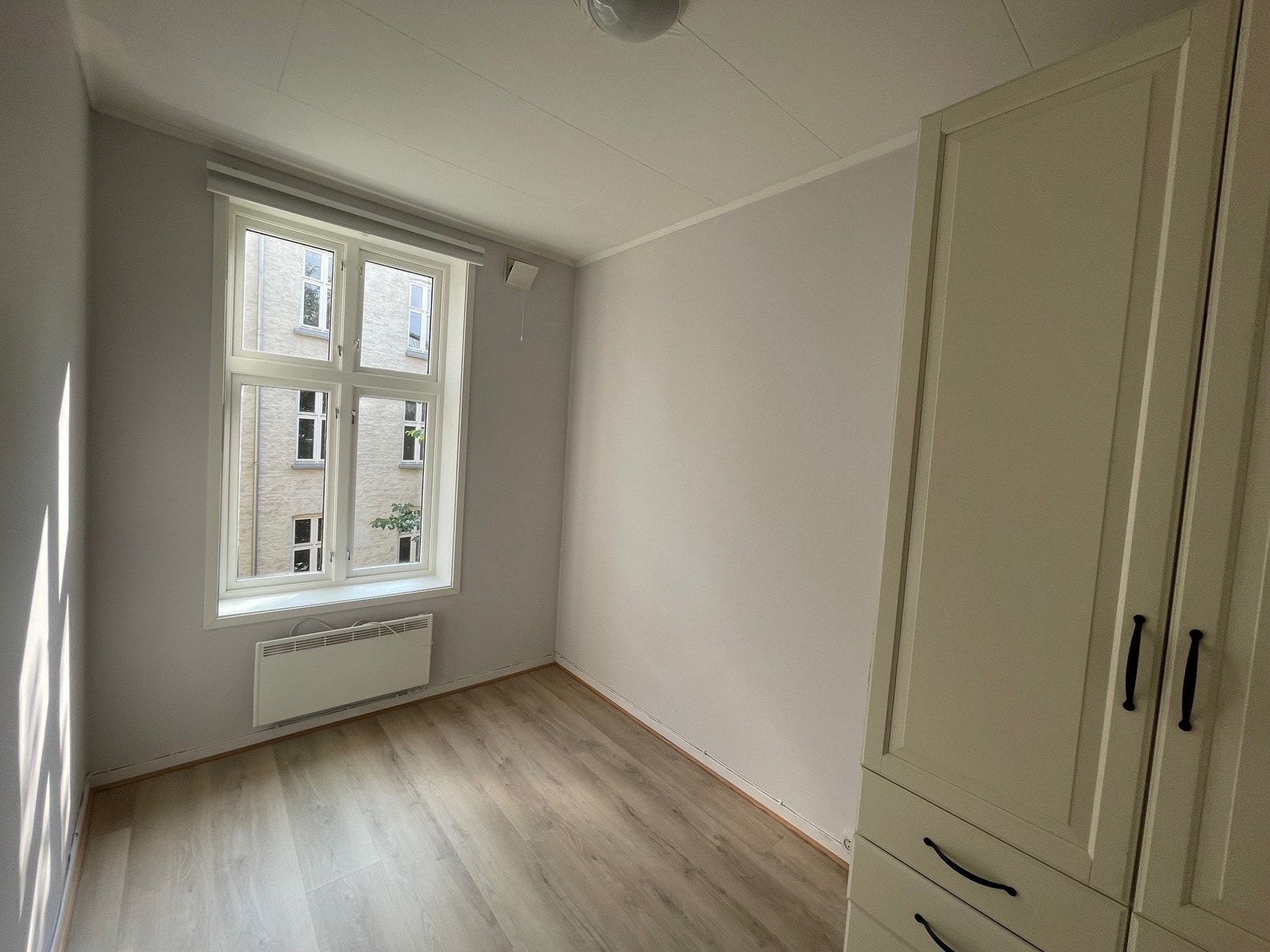 Romslig soverom med garderobeskap. Galleribilde