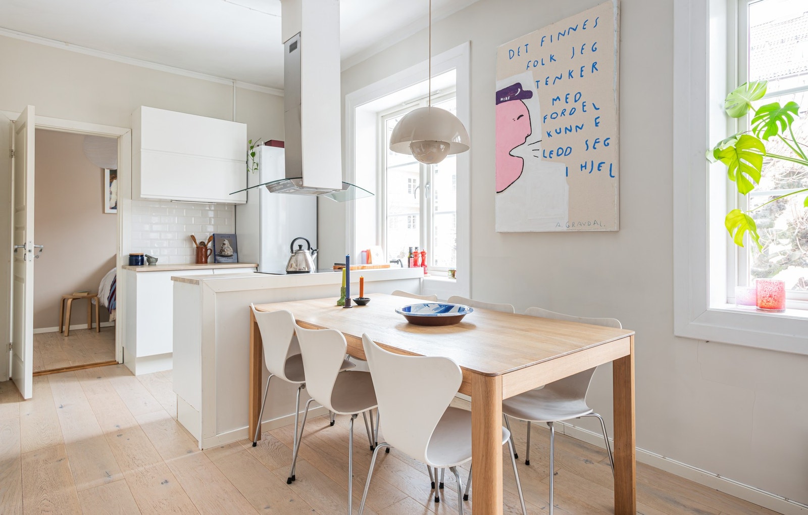 Her har du plass til stort spisebord, og kan samle både familie og venner! Galleribilde