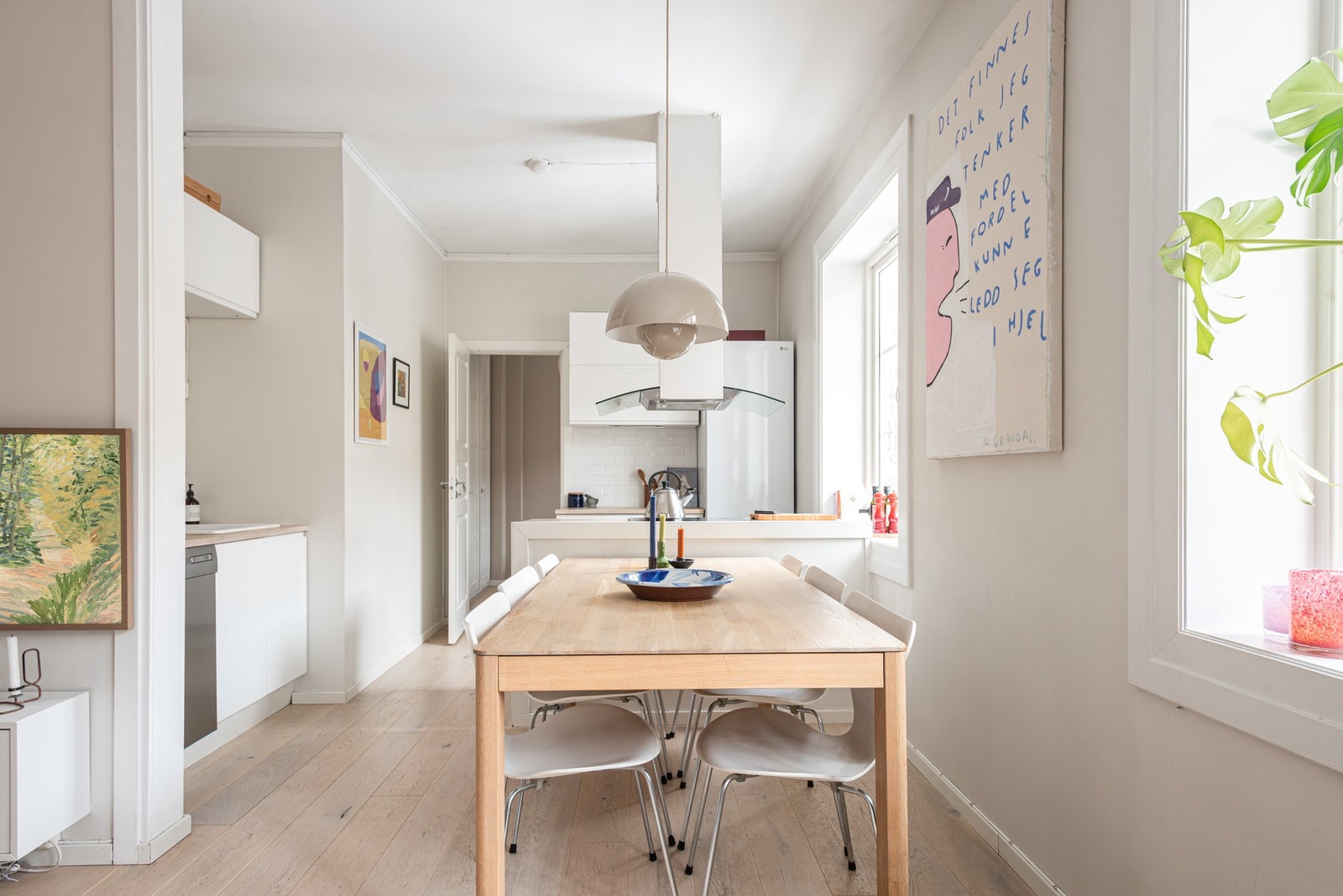 Kjøkkenet er virkelig leilighetens hjerterom med sin sosiale utforming. Galleribilde