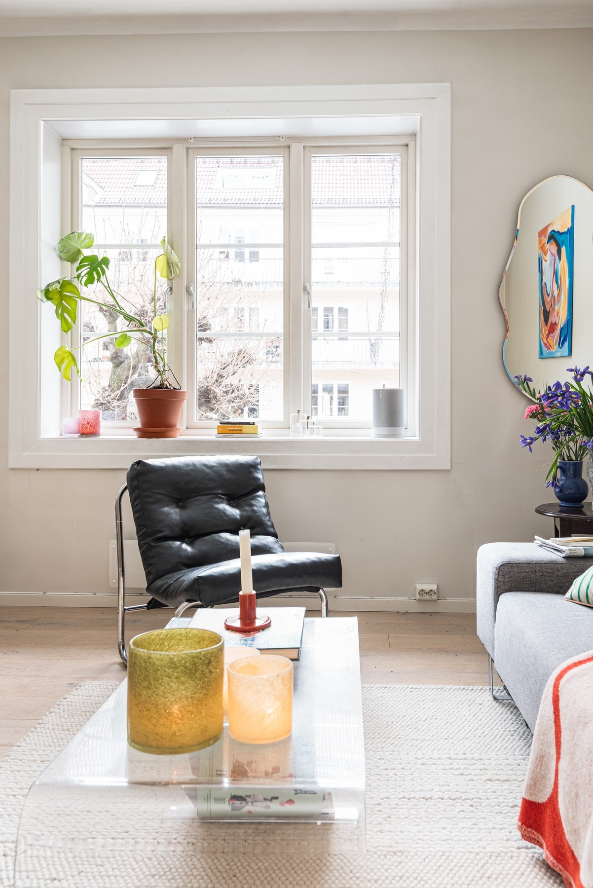 Her er det generøse vindusflater med dype vinduskarmer og god takhøyde på 2,81 meter målt i stue som underbygger den gode følelsen av plass. Galleribilde