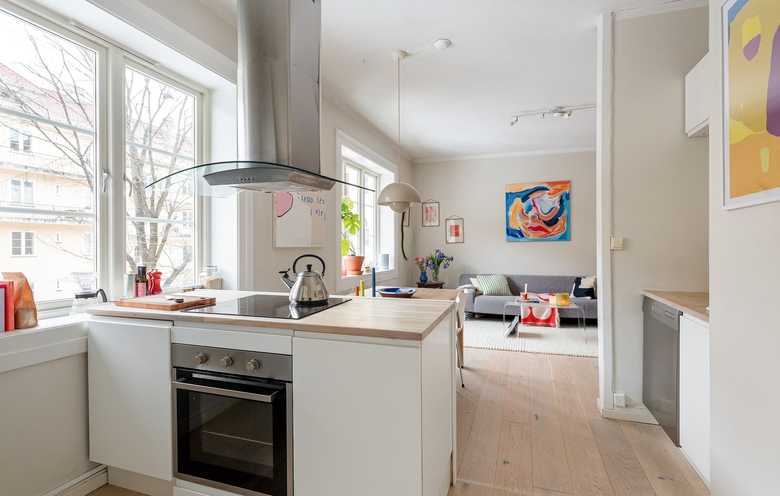 Kjøkkenet er innredet med induksjonsplatetopp, stekeovn, oppvaskmaskin og frittstående kjøl-/fryseskap. Galleribilde