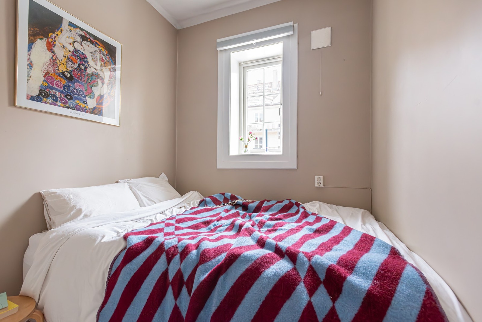 Soverommet vender ut mot rolig gårdsrom. Galleribilde