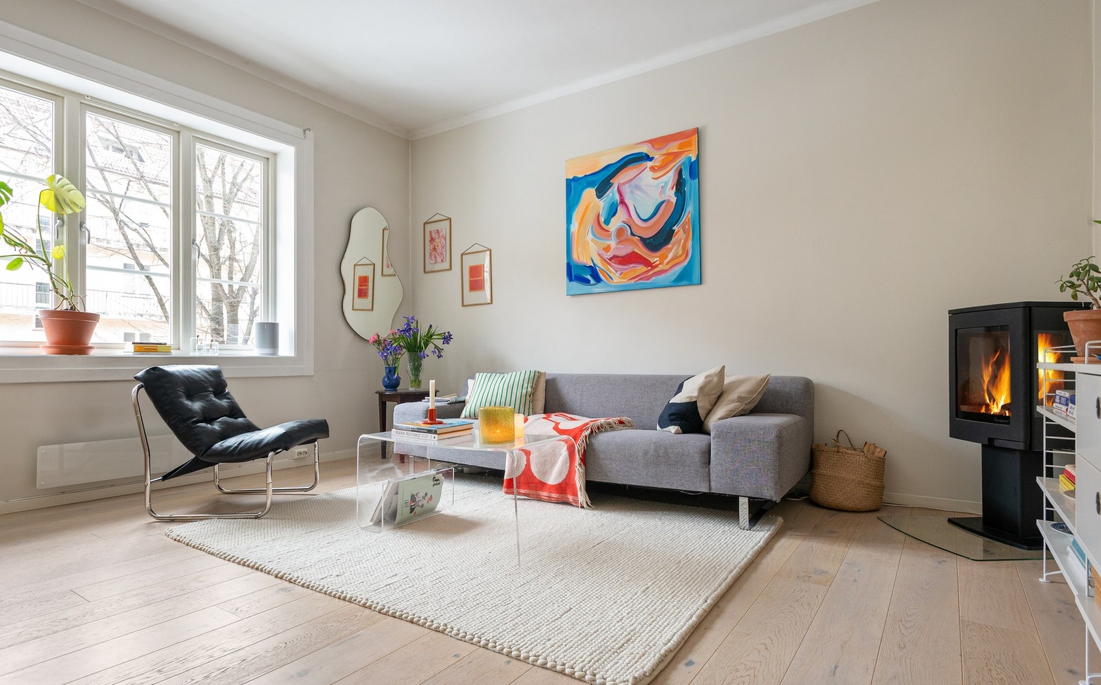 Stor, åpen stue som enkelt lar seg møblere med sofaseksjon, stor spisestue og ønsket møblement. Galleribilde