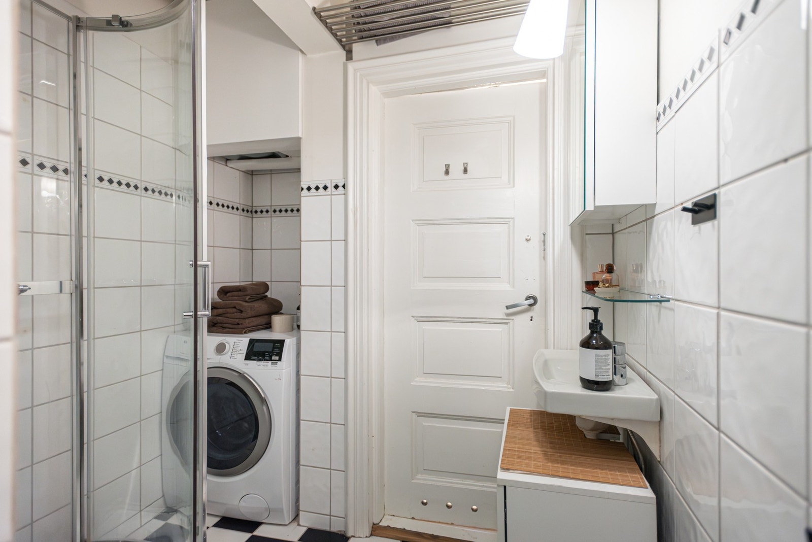 Baderommet har gode lagringsmuligheter. Galleribilde