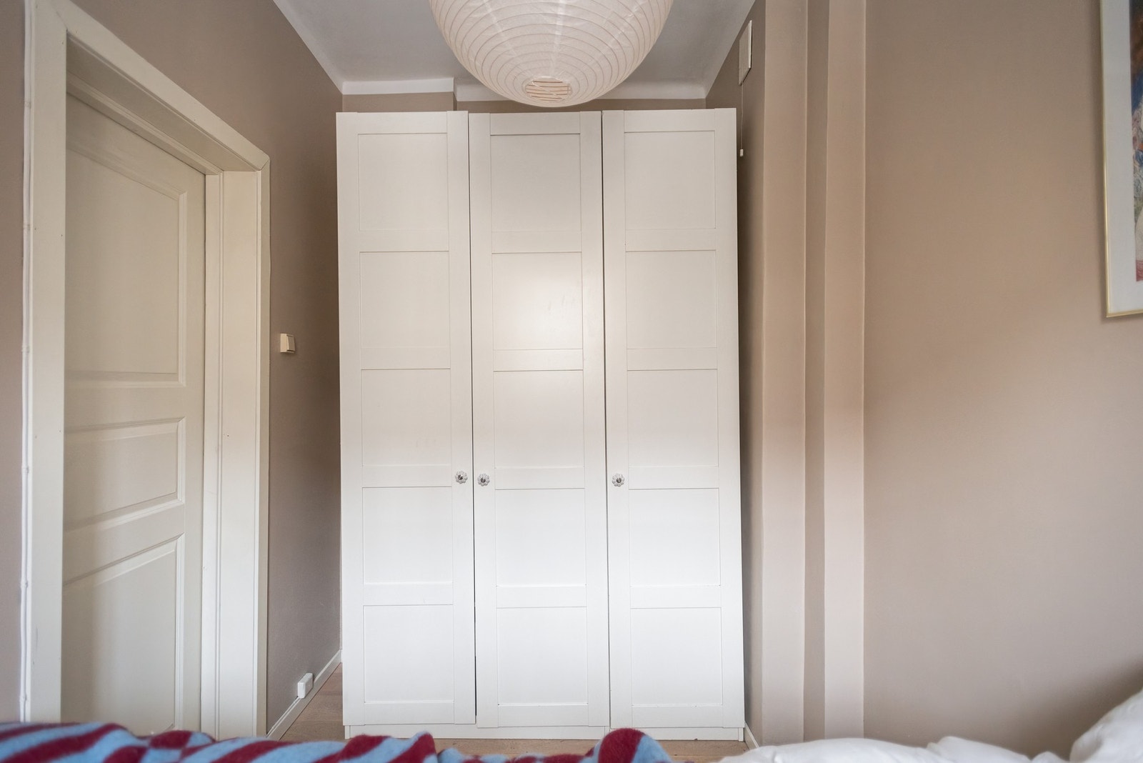 Rommet er utstyrt med garderobeskap som gir rikelig med oppbevaringsplass. Galleribilde