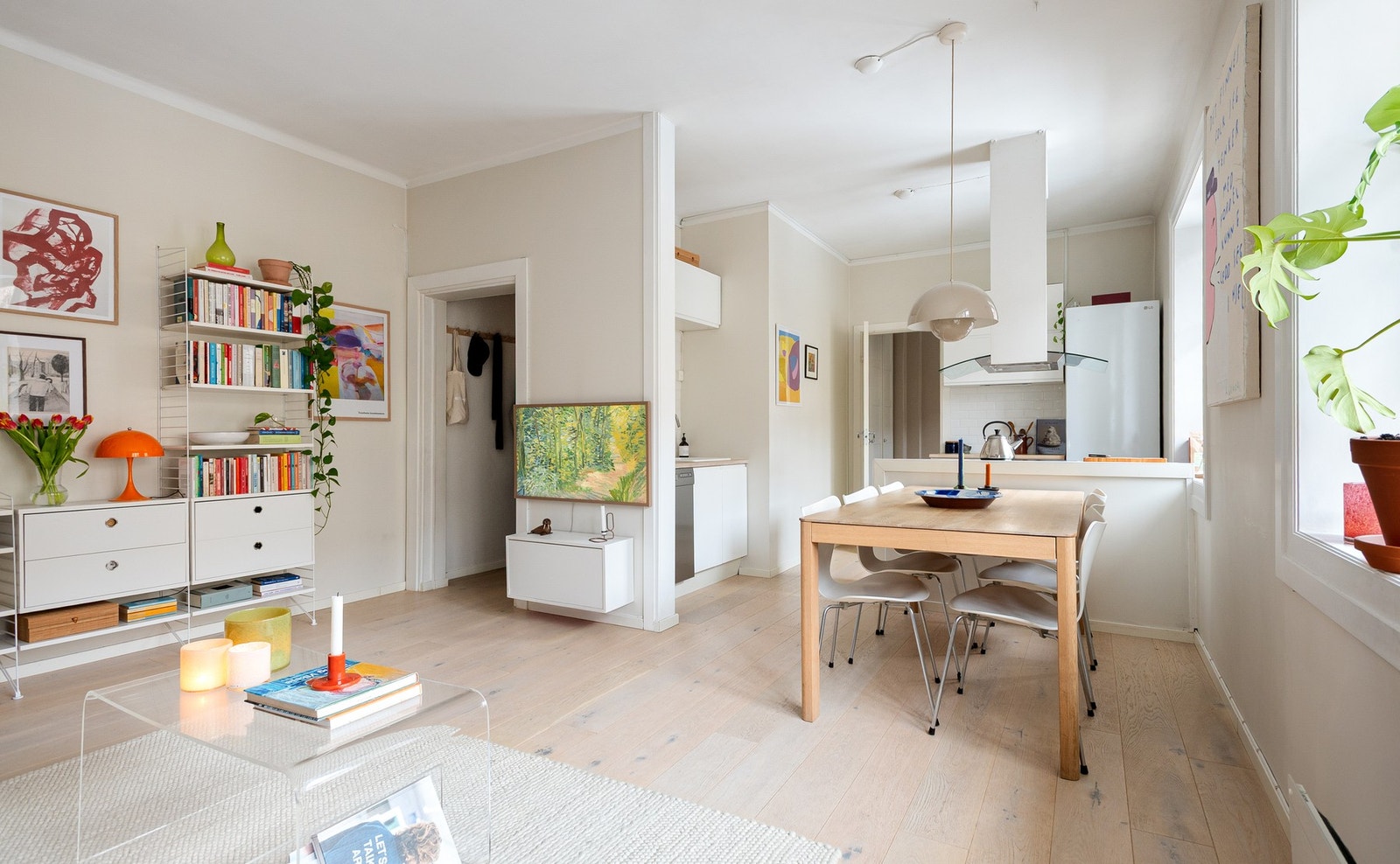 Videre preges boligen blant annet av tidsriktige farge- og materialvalg og gjennomgående store rom. Galleribilde