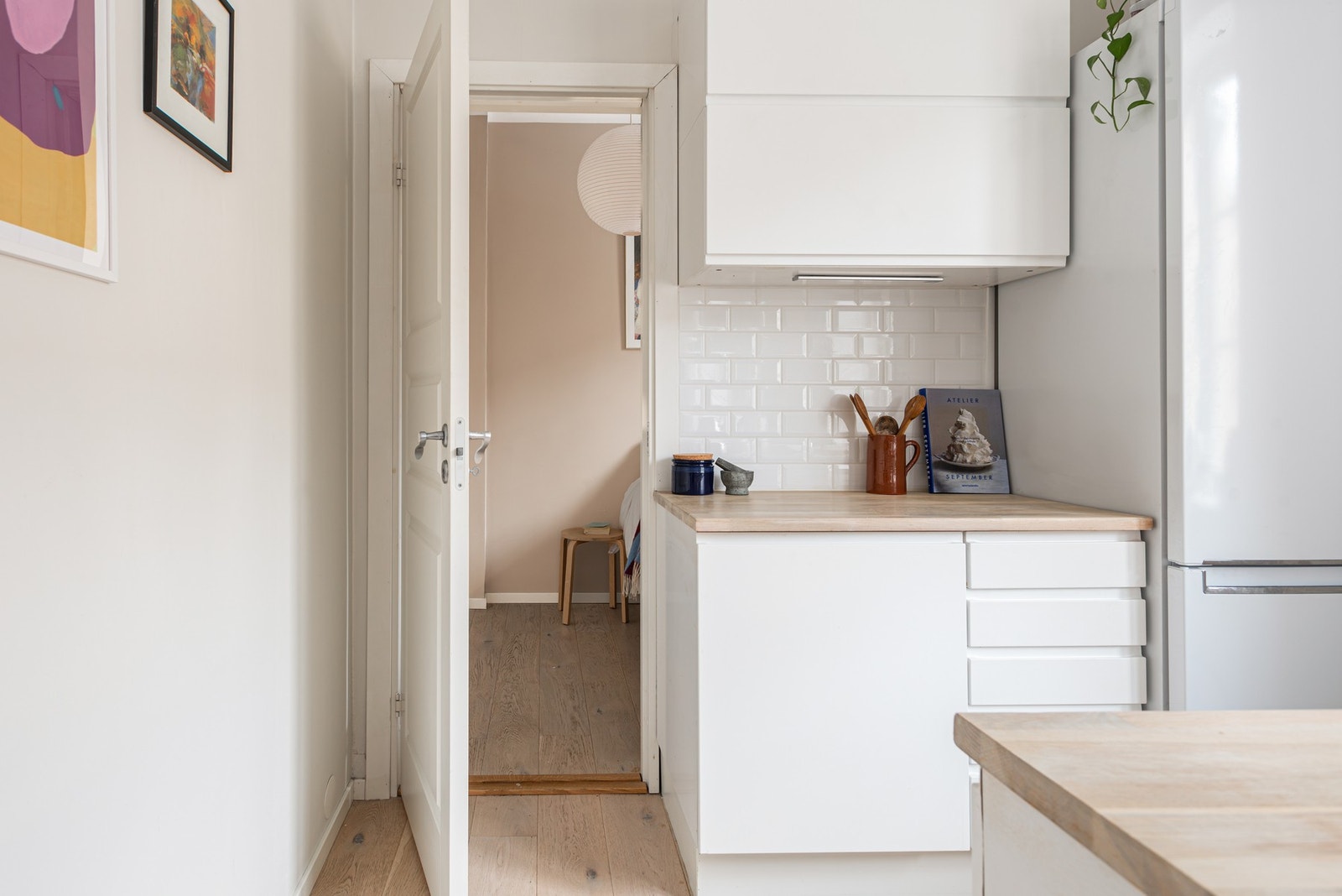 Frittstående oppvaskmaskin og kjøle-/fryseskap medfølger salget. Galleribilde