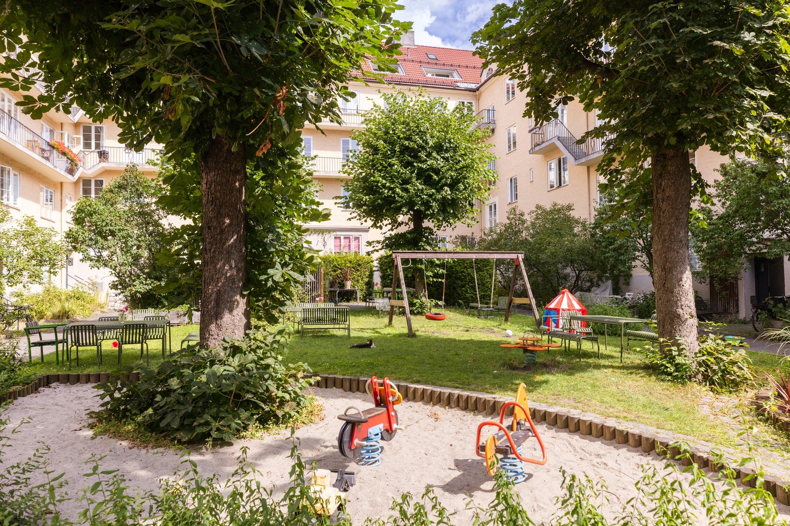 Her er det en flott lekeplass som med lekestativ og sandkasse. Galleribilde