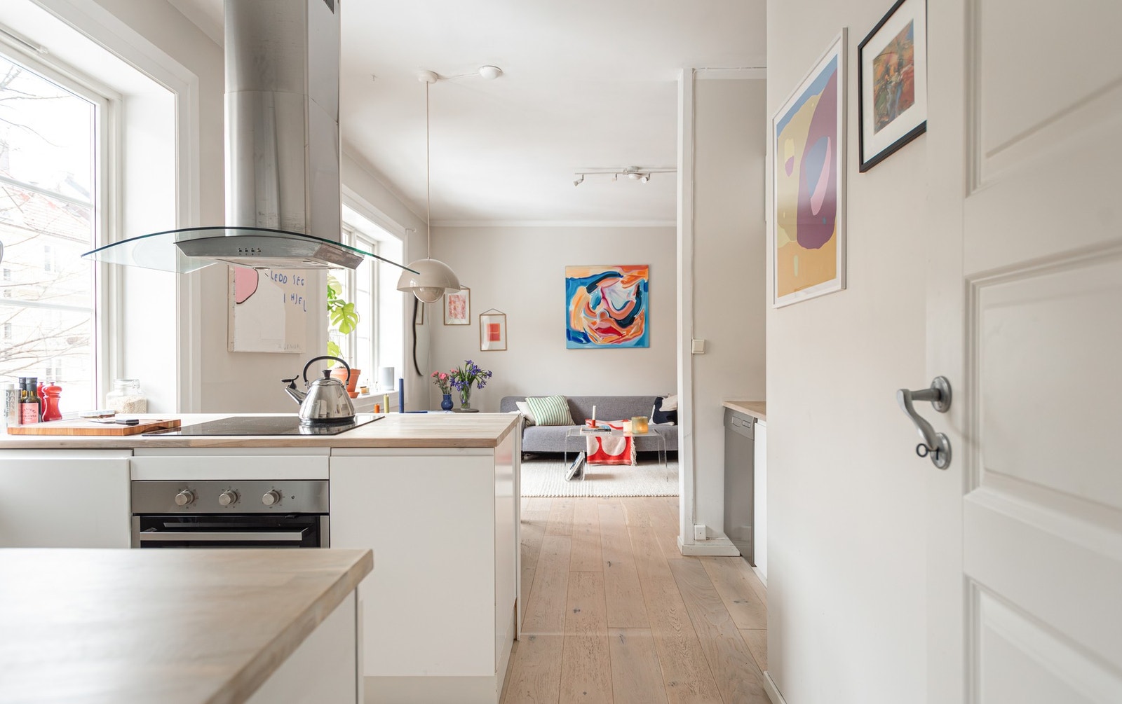 Kjøkkenet har en åpen, sosial planløsning og gir plass til å arbeide sammen på kjøkkenet. Galleribilde