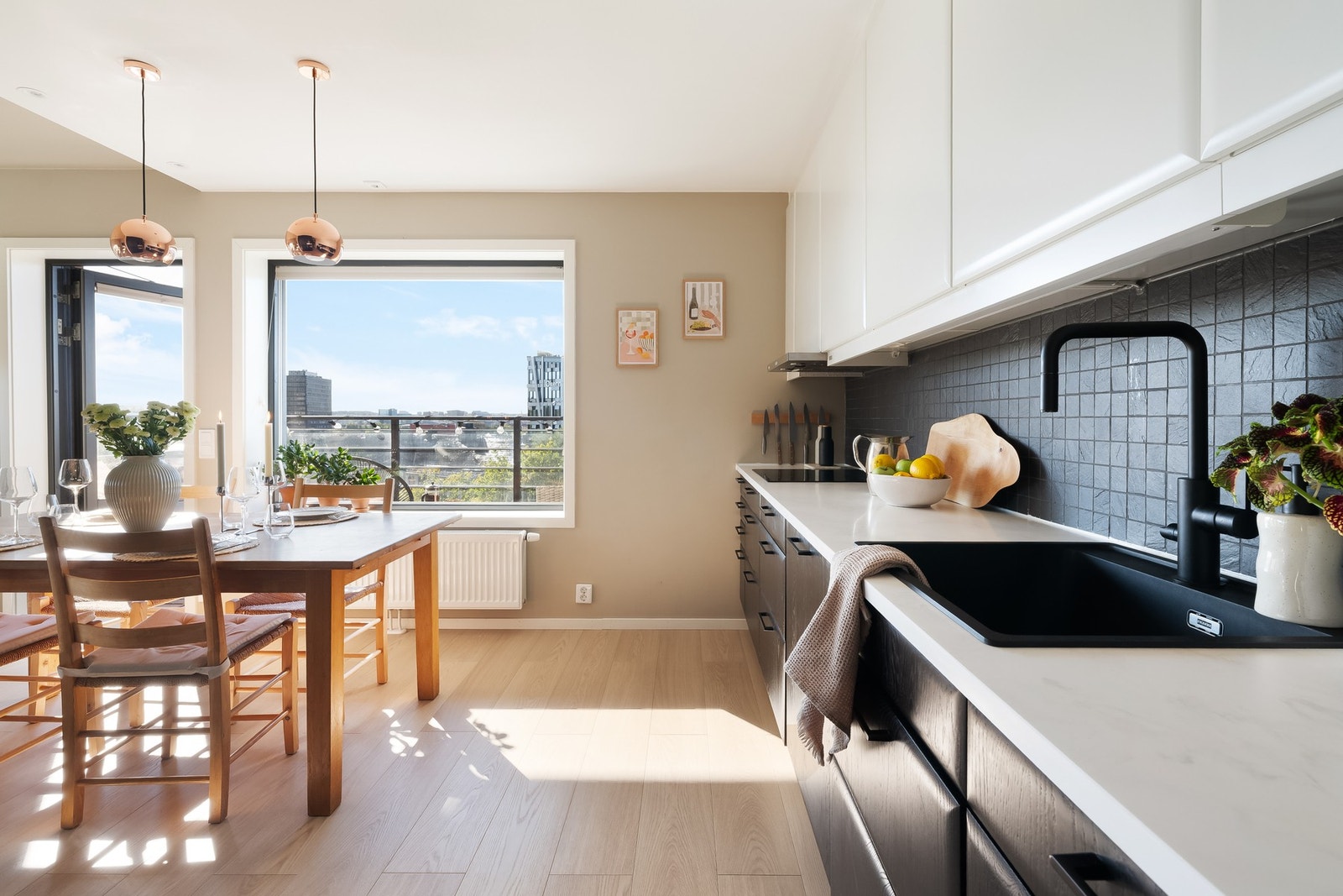 Benkeplate, oppvaskkum, blandebatteri og håndtak er oppgradert i 2024. Galleribilde