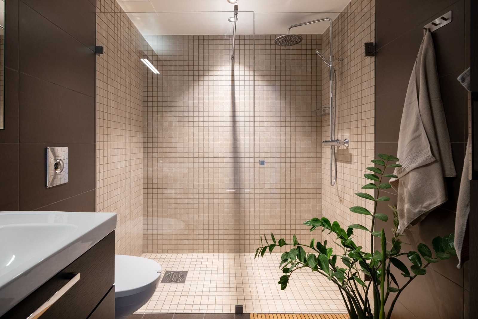 Her får du en romslig dusjnisje med regn- og hånddusj, glassvegg samt innfellbar glassdør Galleribilde