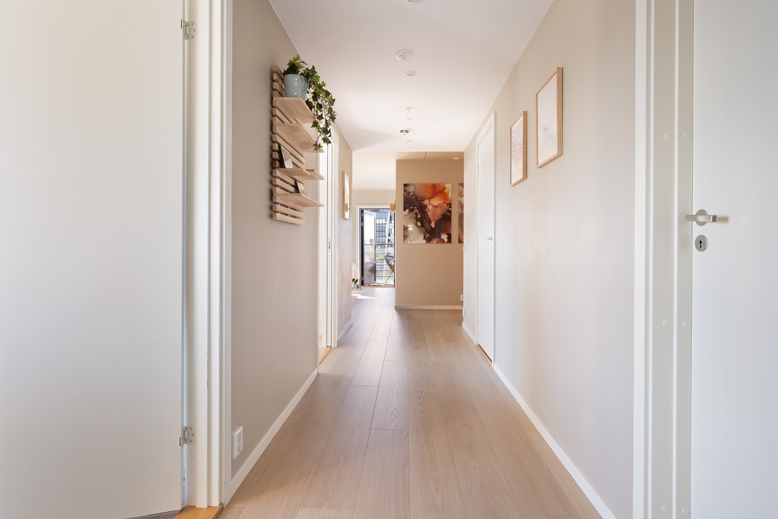 Via en mellomgang kommer du til soverommene som er praktisk plassert vegg-i-vegg med hverandre. Galleribilde