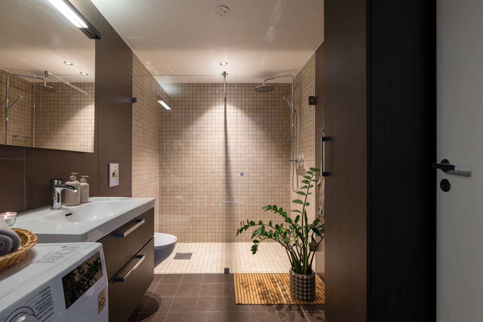 Innredningen består av servant med skuffeseksjon på underside, speil med belysning på oversiden samt vegghengt toalett. Galleribilde