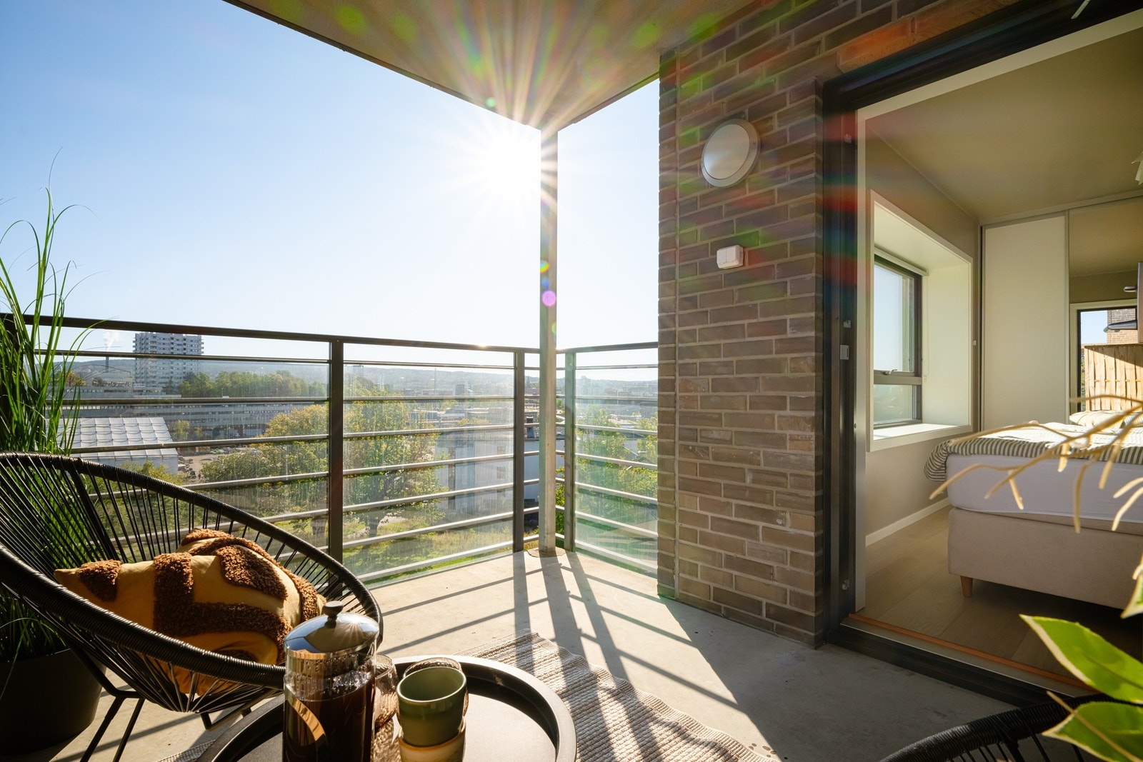 Balkongen er inntrukket og overbygget, noe som gjør den veldig lun og skjermet. Galleribilde