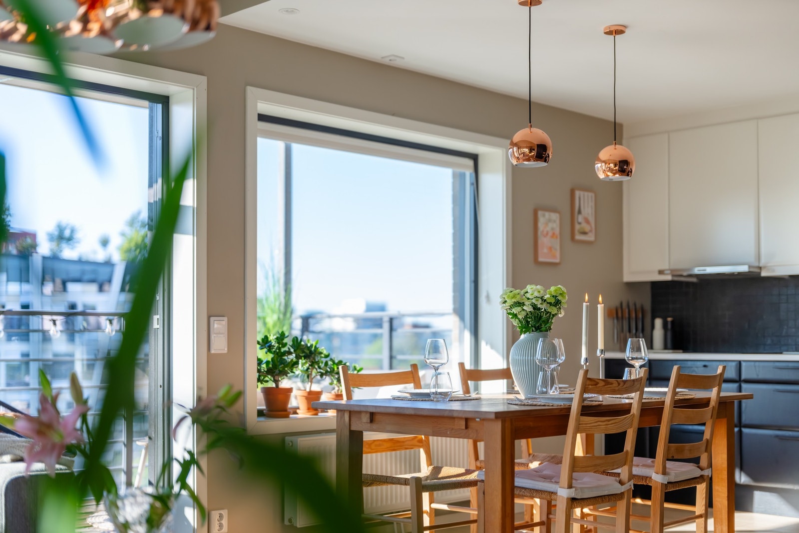 Kjøkkenet er i en åpen løsning mot stuen, men likevel noe tilbaketrukket i hjørnet av rommet. Galleribilde