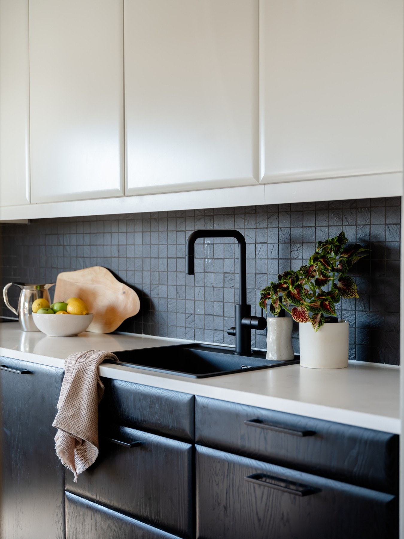 Videre er det lagt pene fliser over benk, samt montert belysning og stikkontakter under kjøkkenskapene. Galleribilde