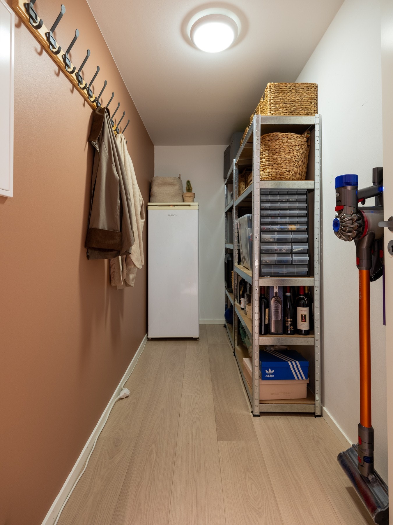 I tilknytning til entréen er det en praktisk innvendig bod for oppbevaring av yttertøy eller annet du ikke ønsker skal stå synlig fremme i hverdagen. Galleribilde