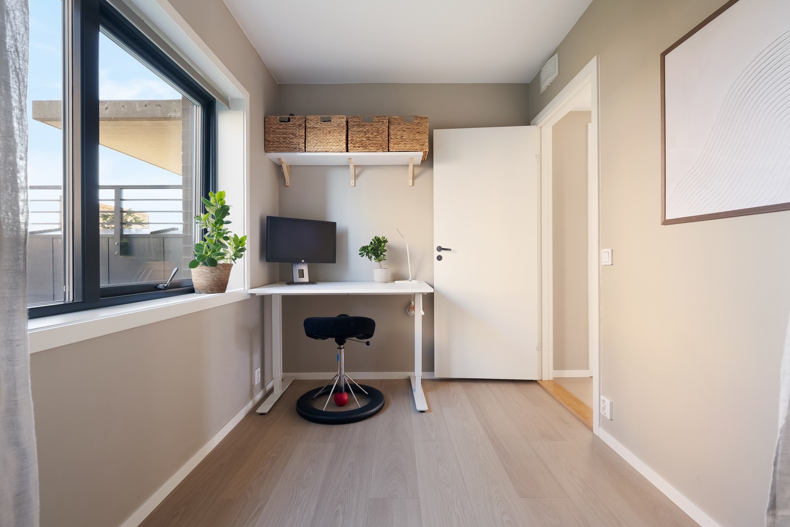 Har du skolebarn, hjemmekontor eller er student? Her er det fint å plassere skrivepulten. Galleribilde