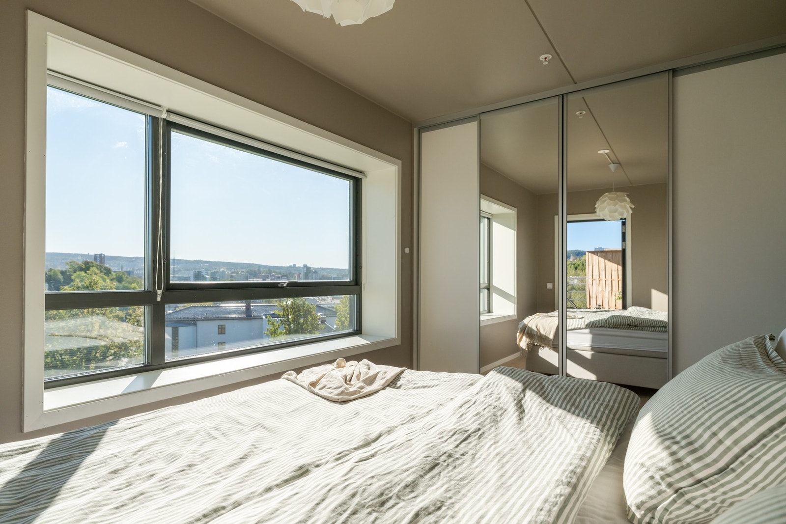 Stor skyvedørsgarderobe medfølger. Galleribilde