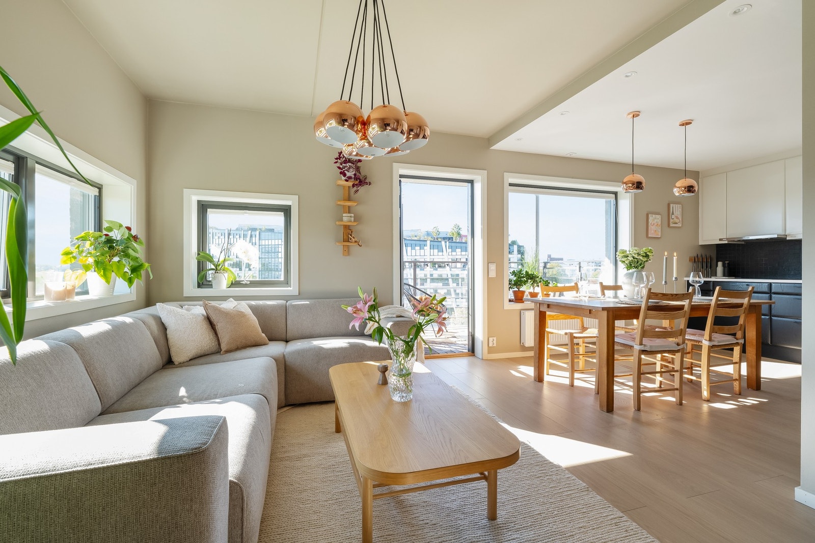 Innvendig møtes du av en lys og flott stue, hvor du umiddelbart vil legge merke til de store vindusflatene som omkranser rommet og gir godt med lysinnslipp. Galleribilde