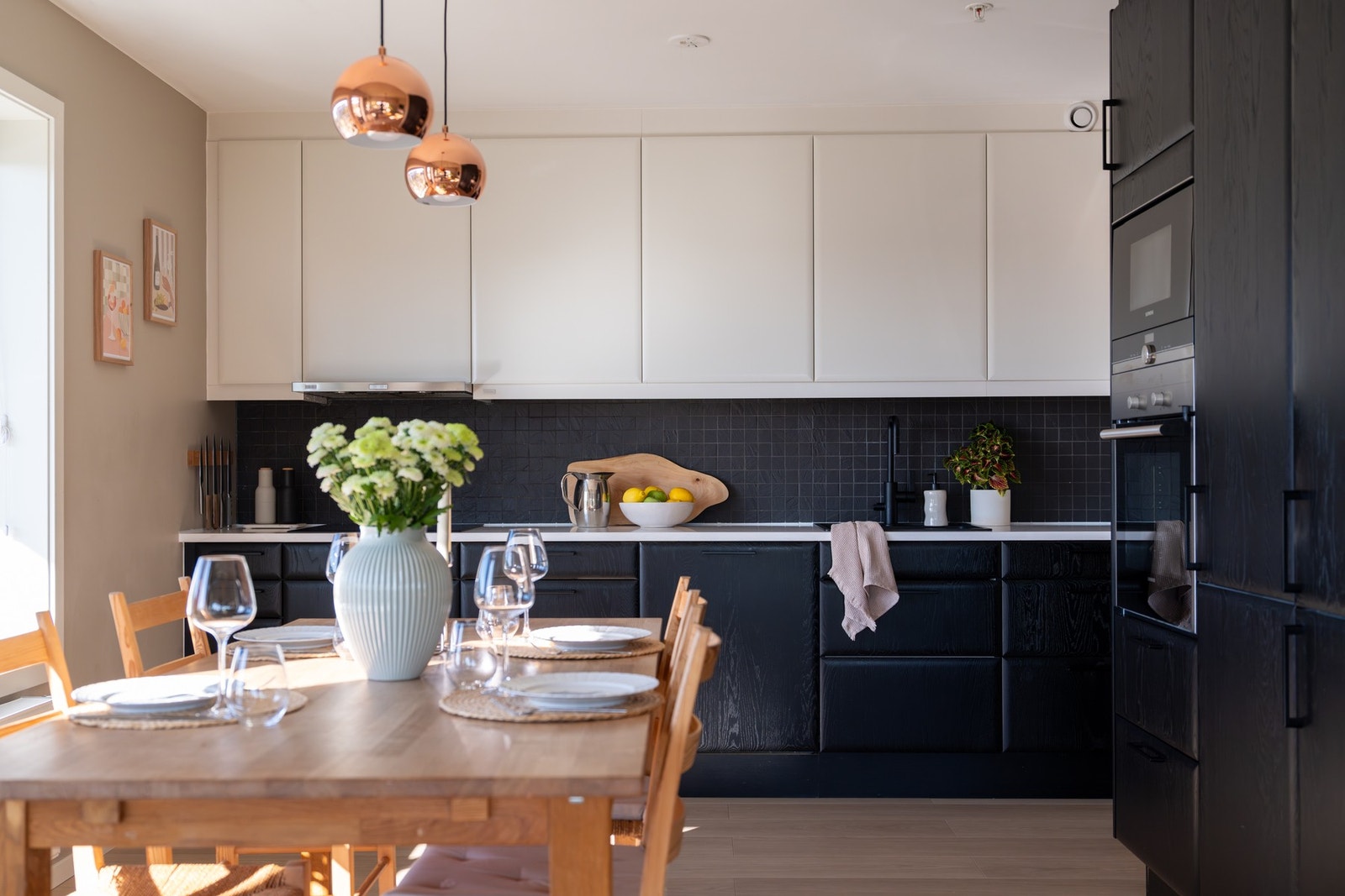 Delikat Marbodal-kjøkken som byr på mye skap, skuffer og benkeplass. Kjøkkenet har slette fronter, corestone benkeplate og nedfelt oppvaskkum med ett-greps armatur med uttrekk. Galleribilde