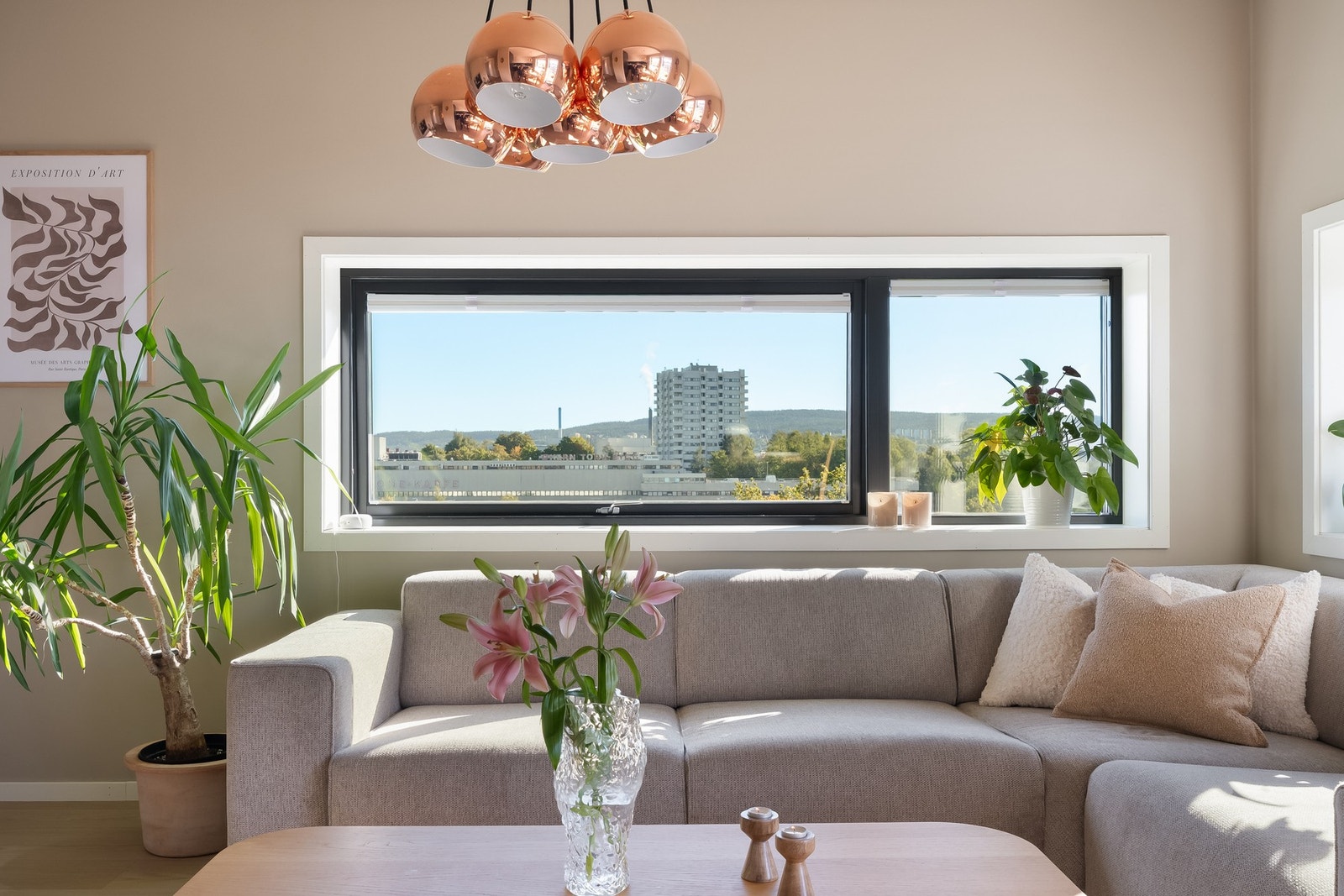 Flott utsikt også innendørs. Alle vinduer har spesialtilpasset solskjerming som kan benyttes ved behov. Galleribilde