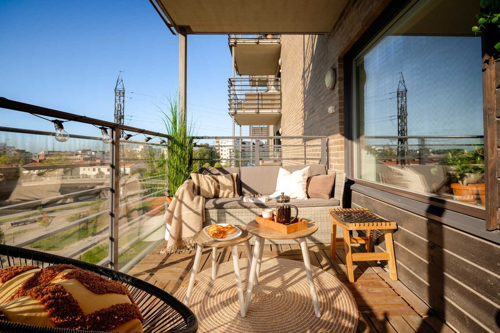 Balkongen er sydvendt og gir med det svært gode solforhold. På sommerstid får du solen fra morgenen og frem til sent på kveld i følge selger. Galleribilde