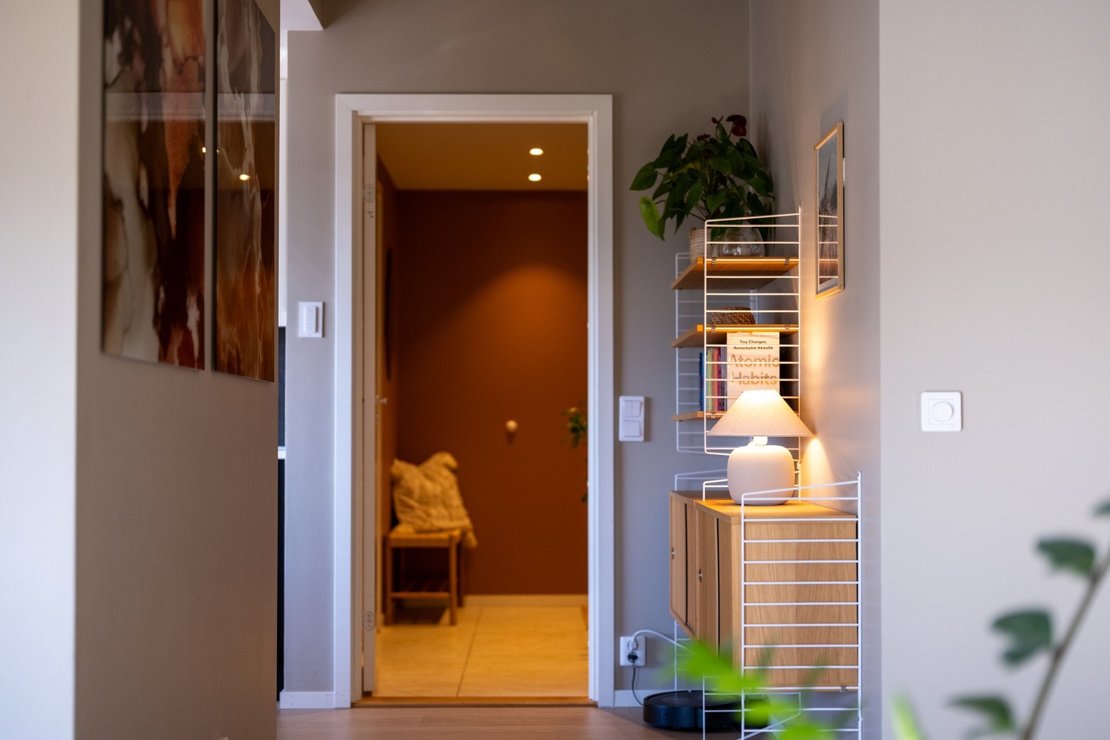 Leiligheten ligger i oppgangens 5. etasje med heisadkomst fra felles oppgang samt garasjeanlegg, og gir et umiddelbart godt førsteinntrykk. Galleribilde