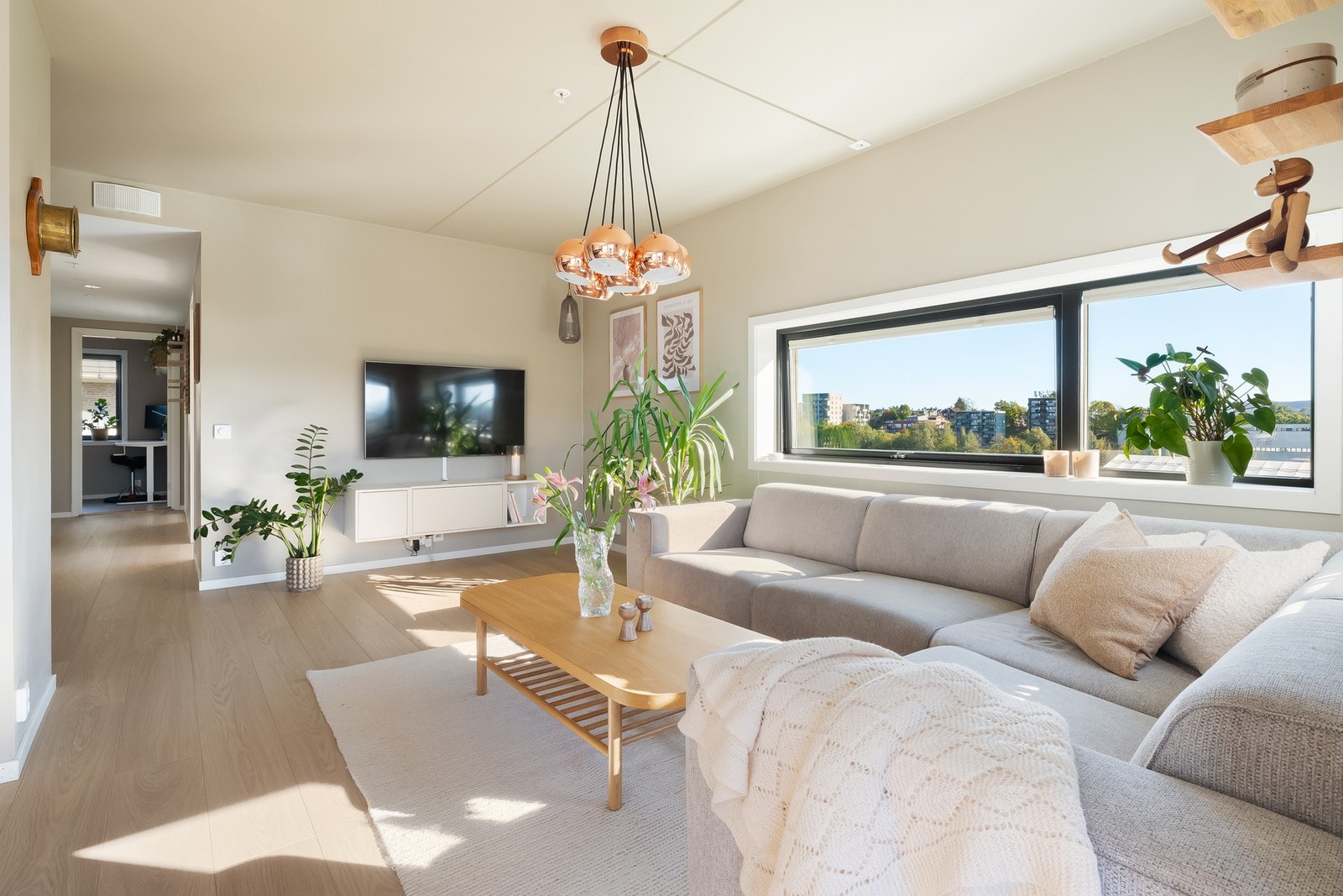 Boligen holder en moderne og delikat standard med tidsriktige fargevalg på overflater samt lekker 1-stavs laminat på gulv. Galleribilde