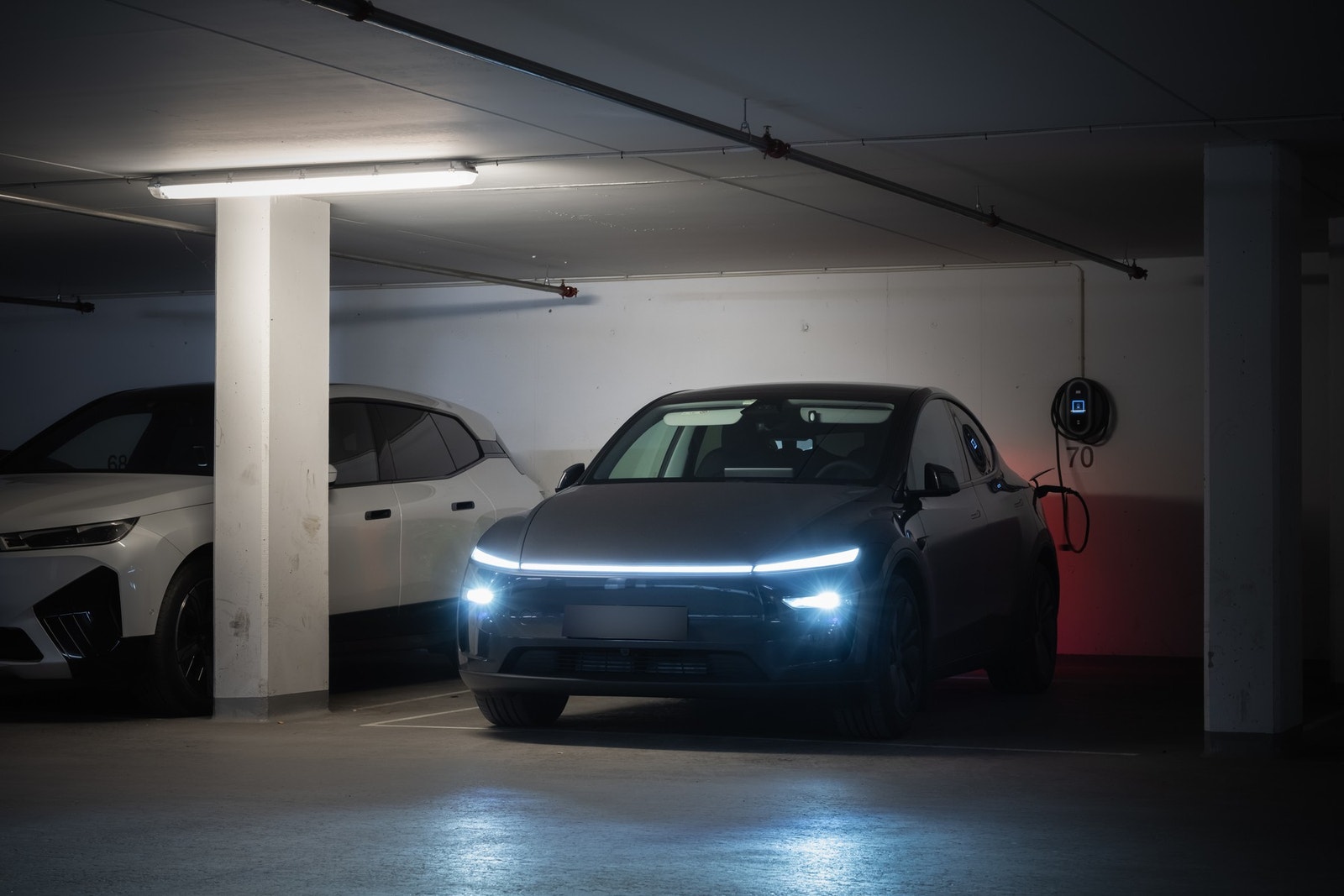 Med boligen medfølger det en ekstra stor garasjeplass. Galleribilde