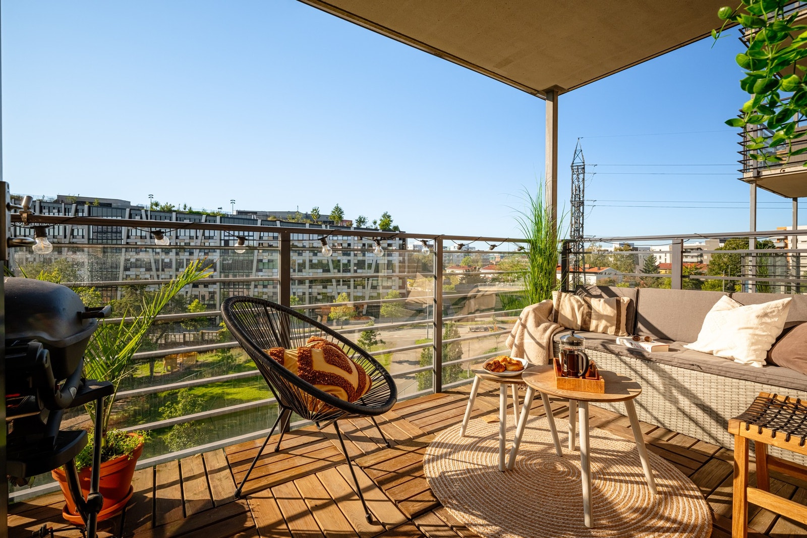 Dette er en lekker og moderne 4-roms endeleilighet beliggende i 5. etasje med heisadkomst. Galleribilde