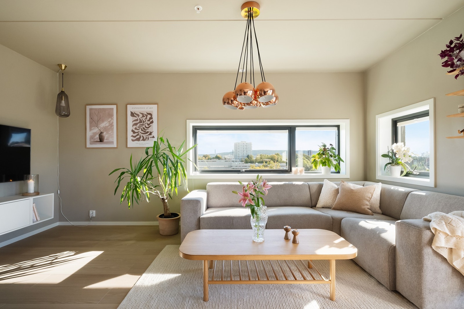 Oppholdsrommet byr på god plass til sofa, salongbord og mediemøblement. Galleribilde