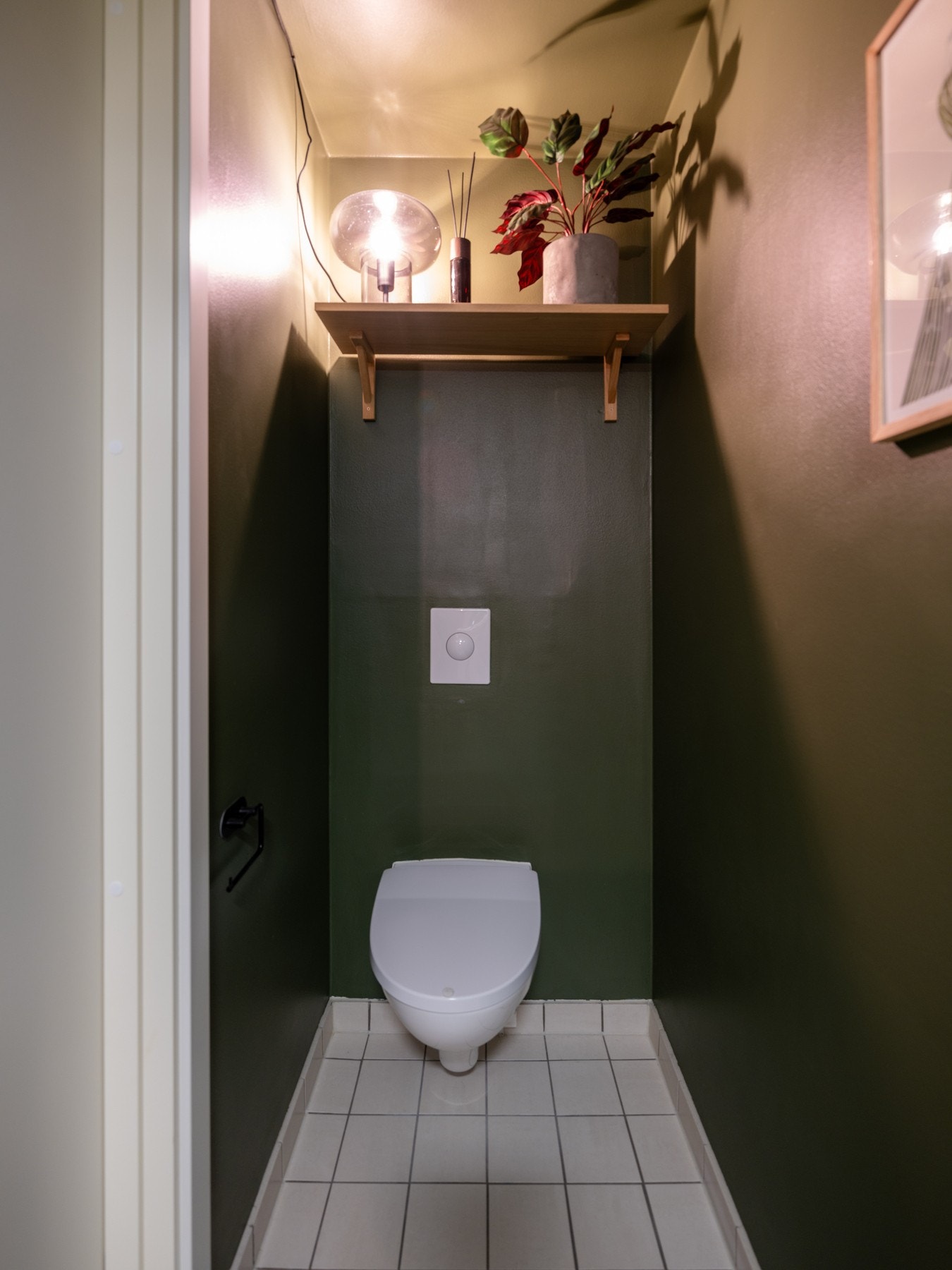 Vegg-i-vegg med baderommet er boligens toalettrom plassert. Galleribilde