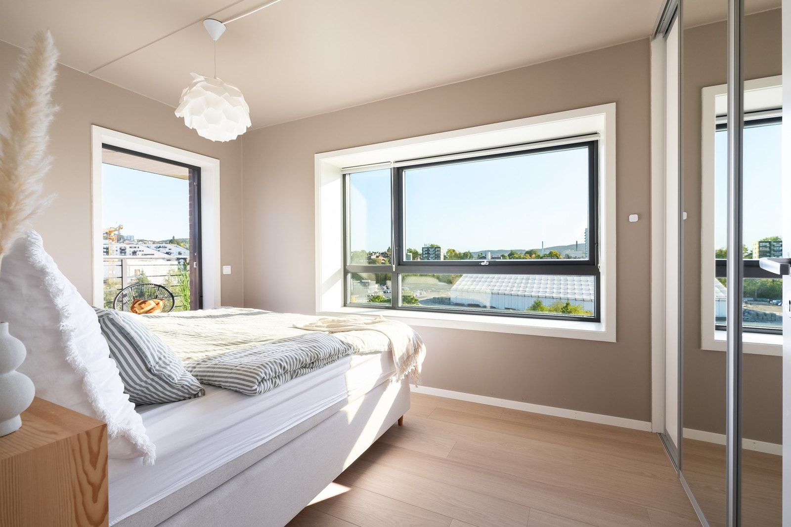 Få en behagelig morgen i frodige omgivelser og fint utsyn fra sengen. Så snart parken er ferdig vil du omkranses av frodige og hyggelige omgivelser. Galleribilde