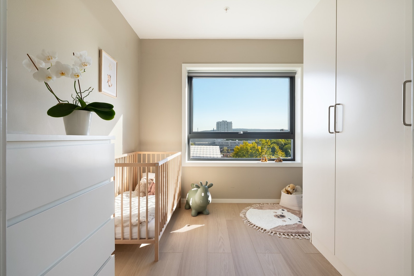 Det siste rommet er noe mindre, men har fin plass til seng og oppbevaringsmøblement. Galleribilde