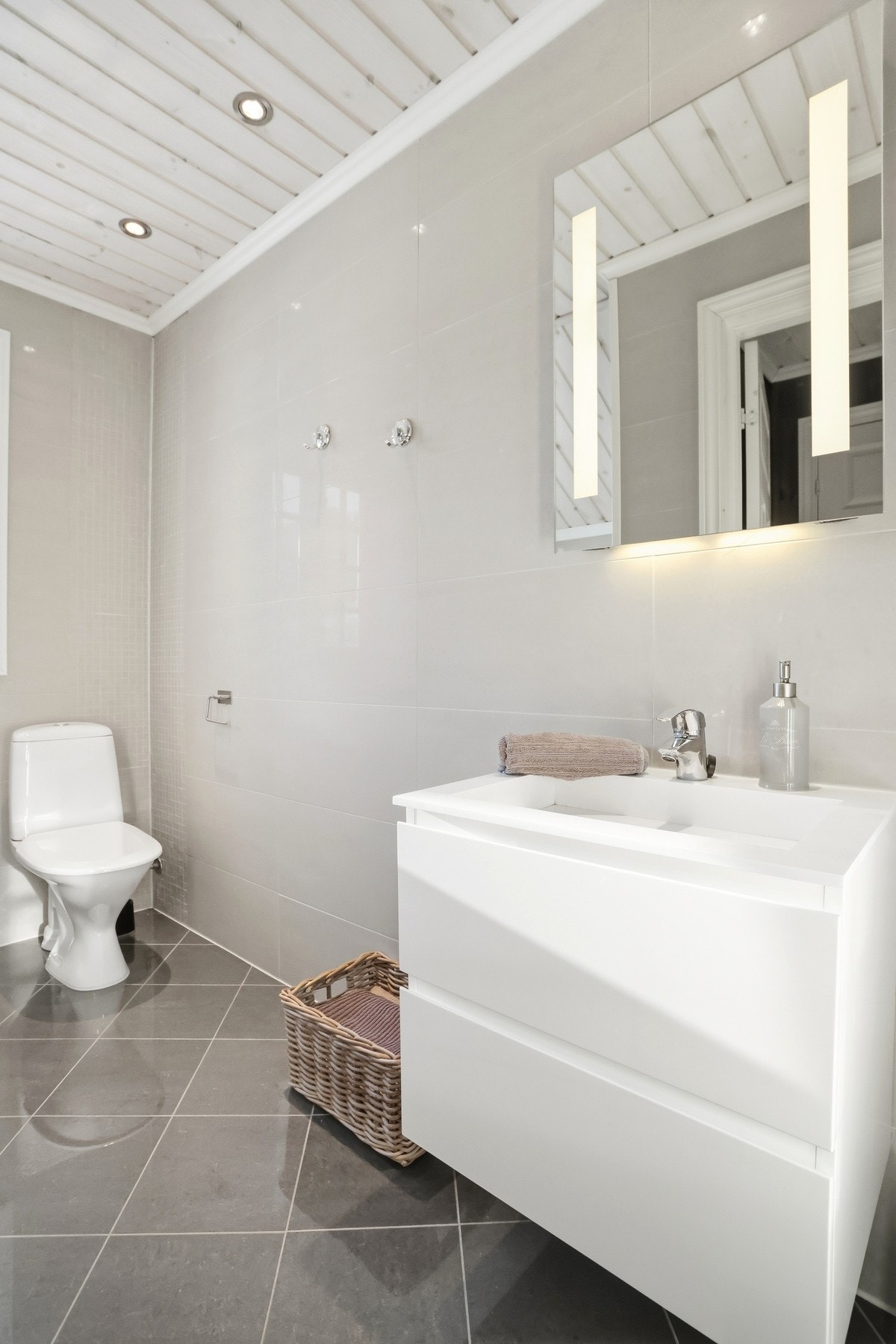 Flislagt gulv- og veggflater. Downlights i himling Galleribilde