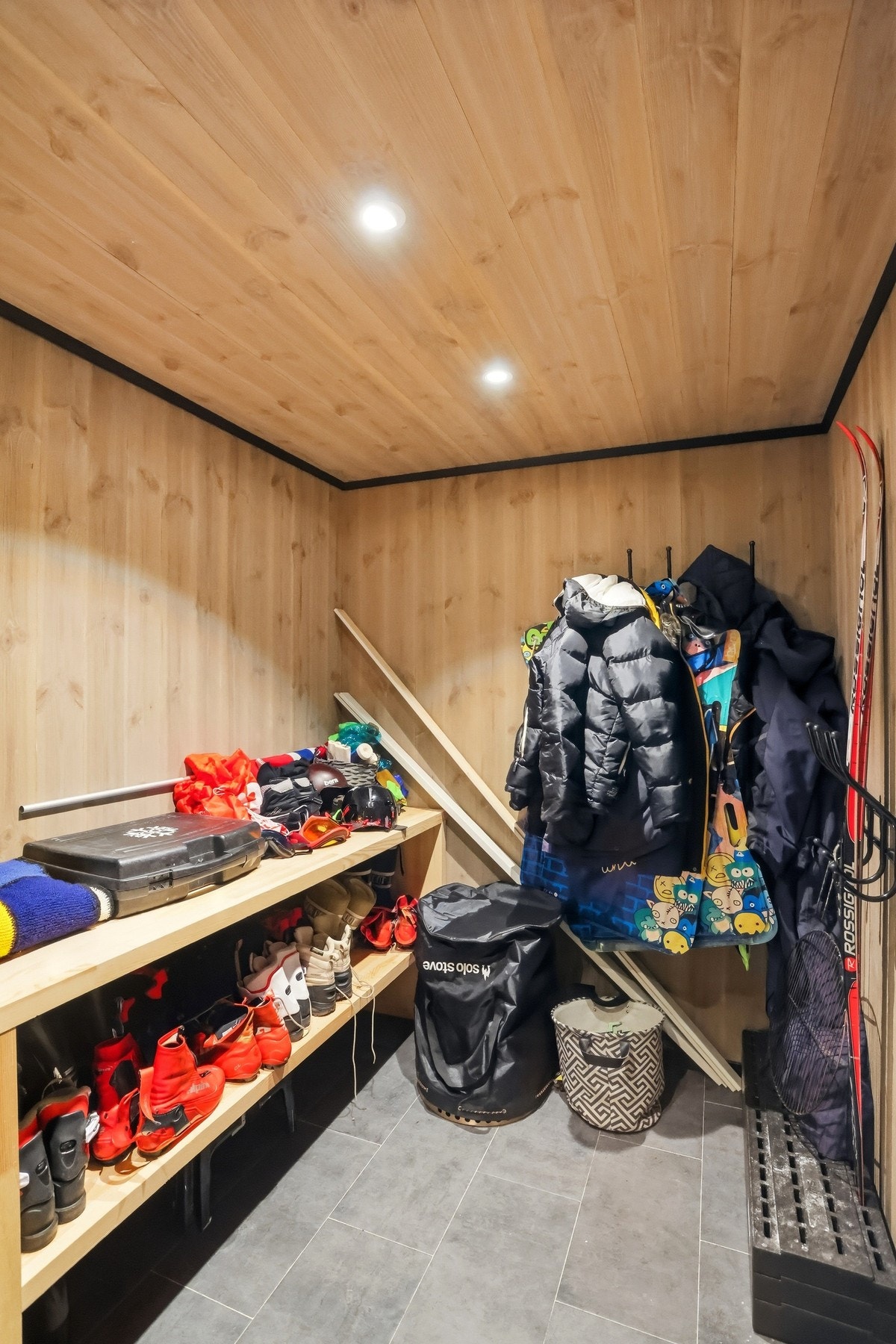 Frittstående bod med innlagt strøm og flislagt gulv Galleribilde